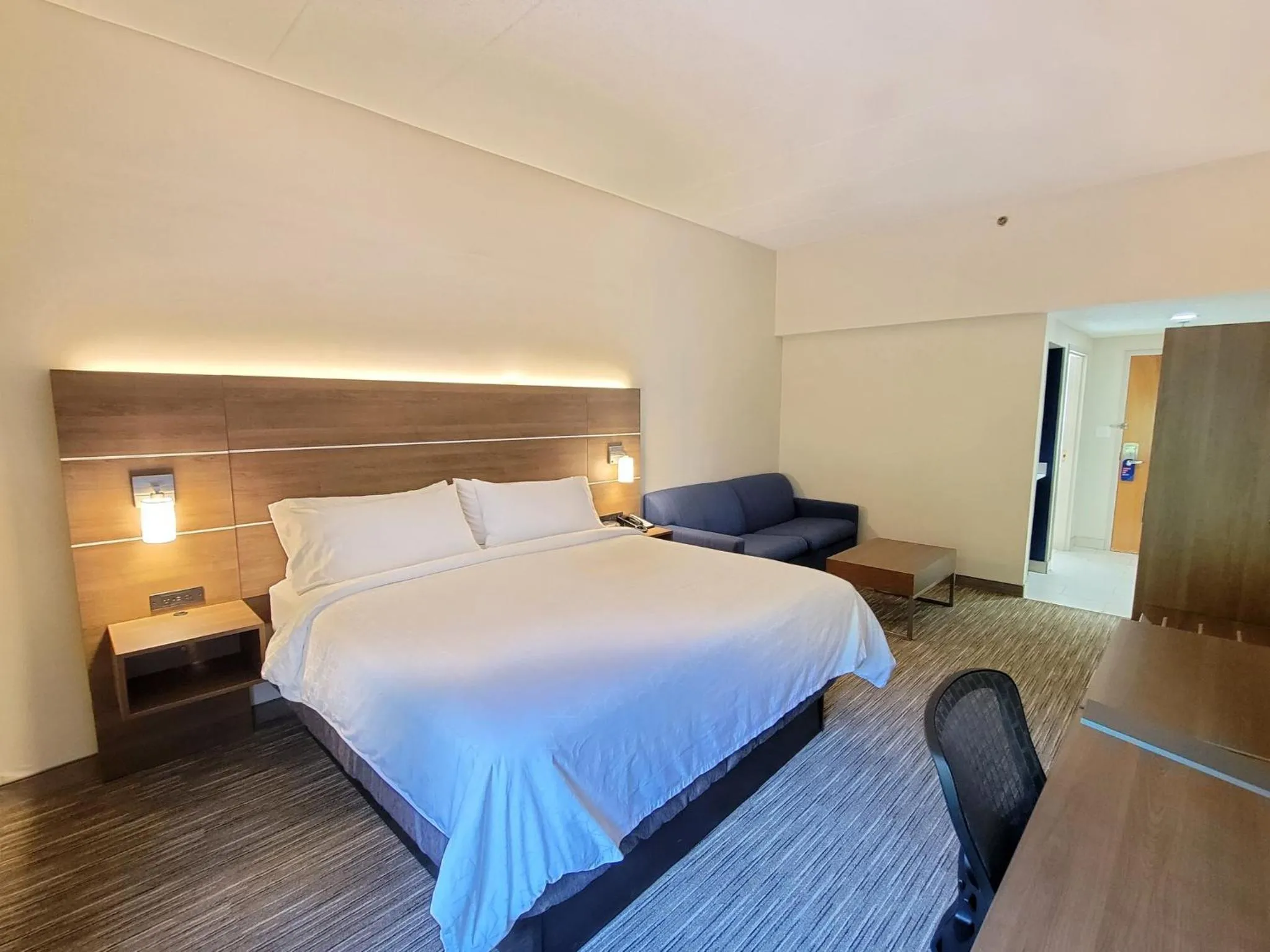 Photo of the whole room, Bed in Holiday Inn Express Edgewood-Aberdeen-Bel Air