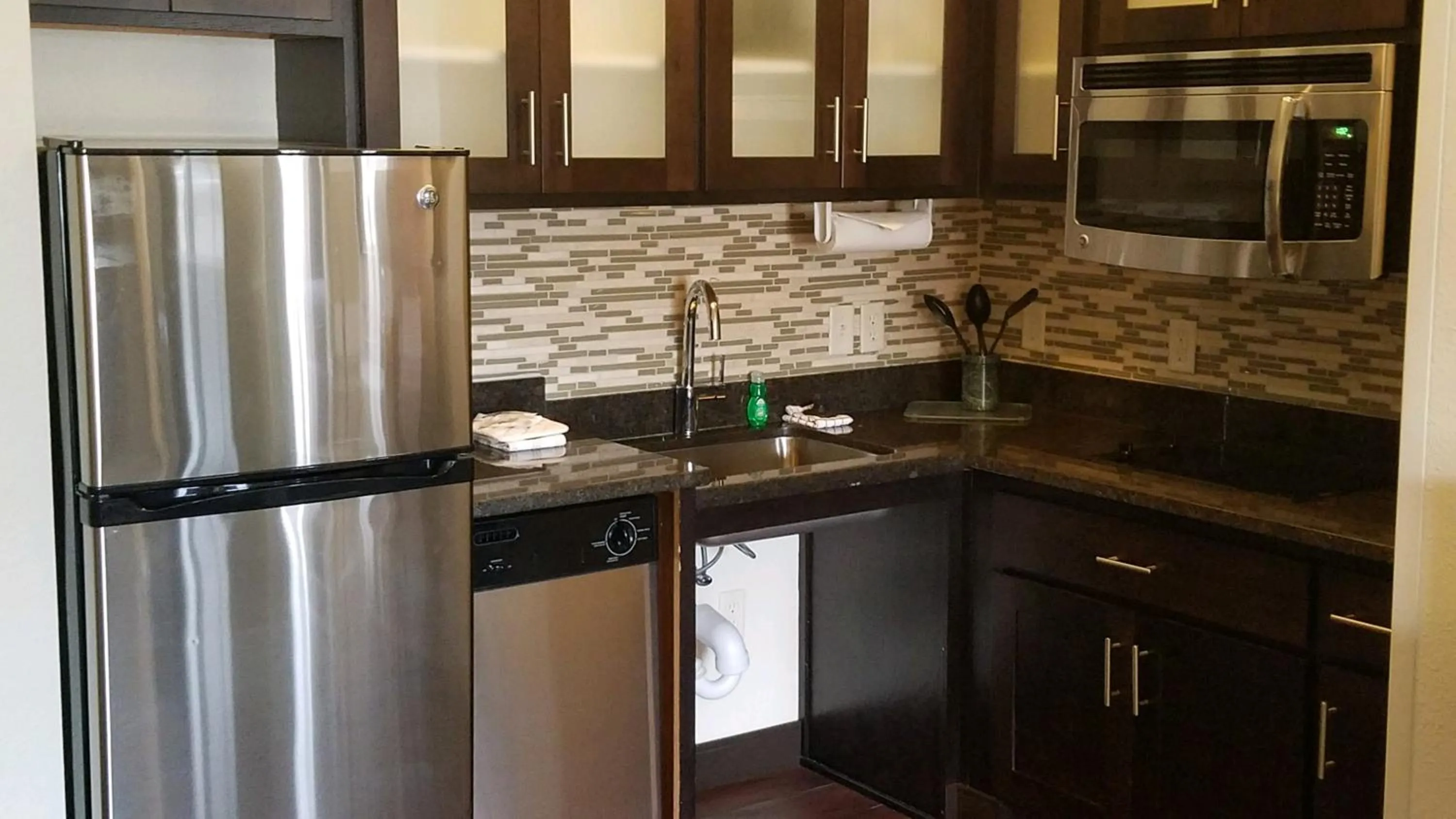 Kitchen or kitchenette in Staybridge Suites Sioux Falls at Empire Mall by IHG