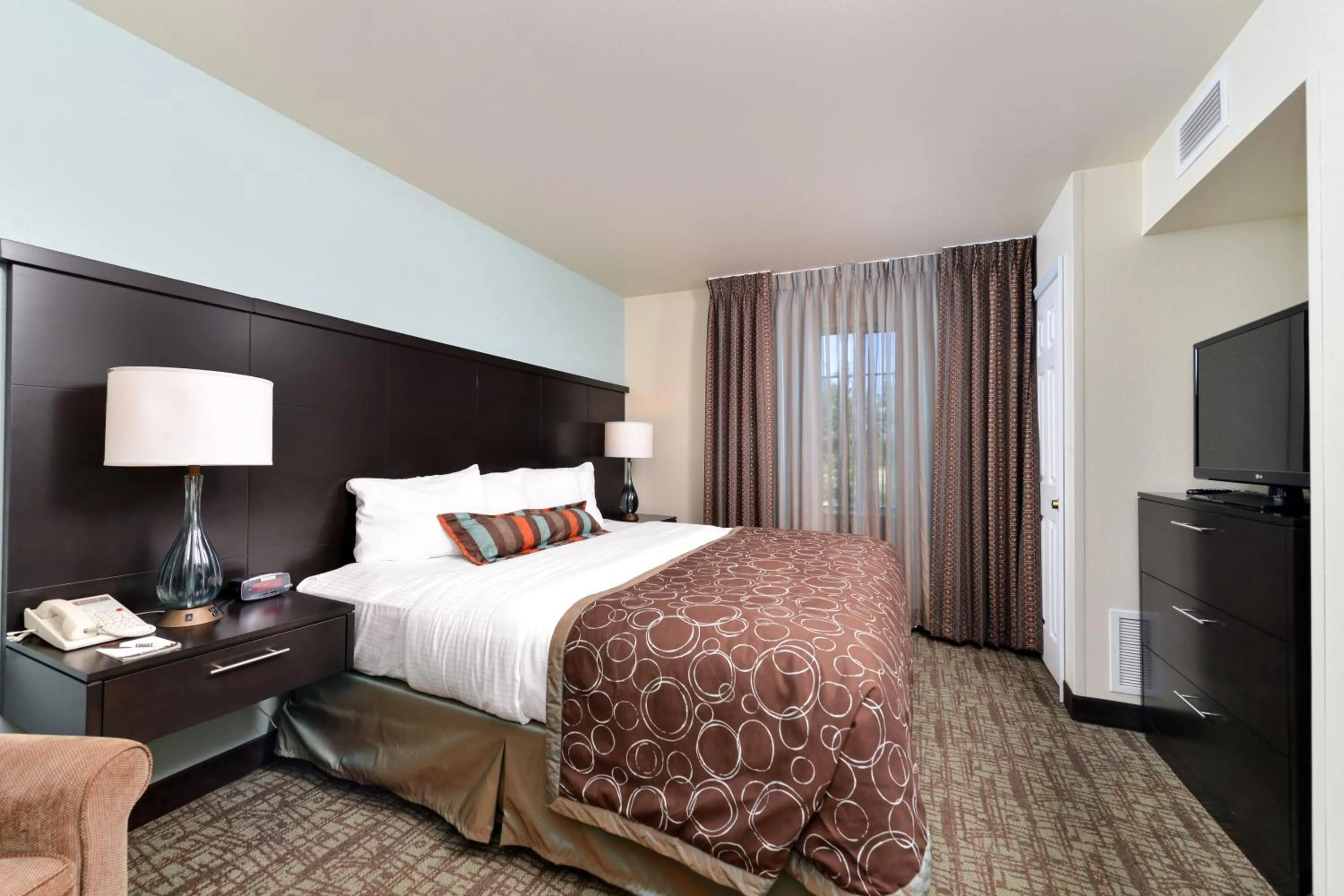 Photo of the whole room, Bed in Staybridge Suites Sioux Falls at Empire Mall by IHG