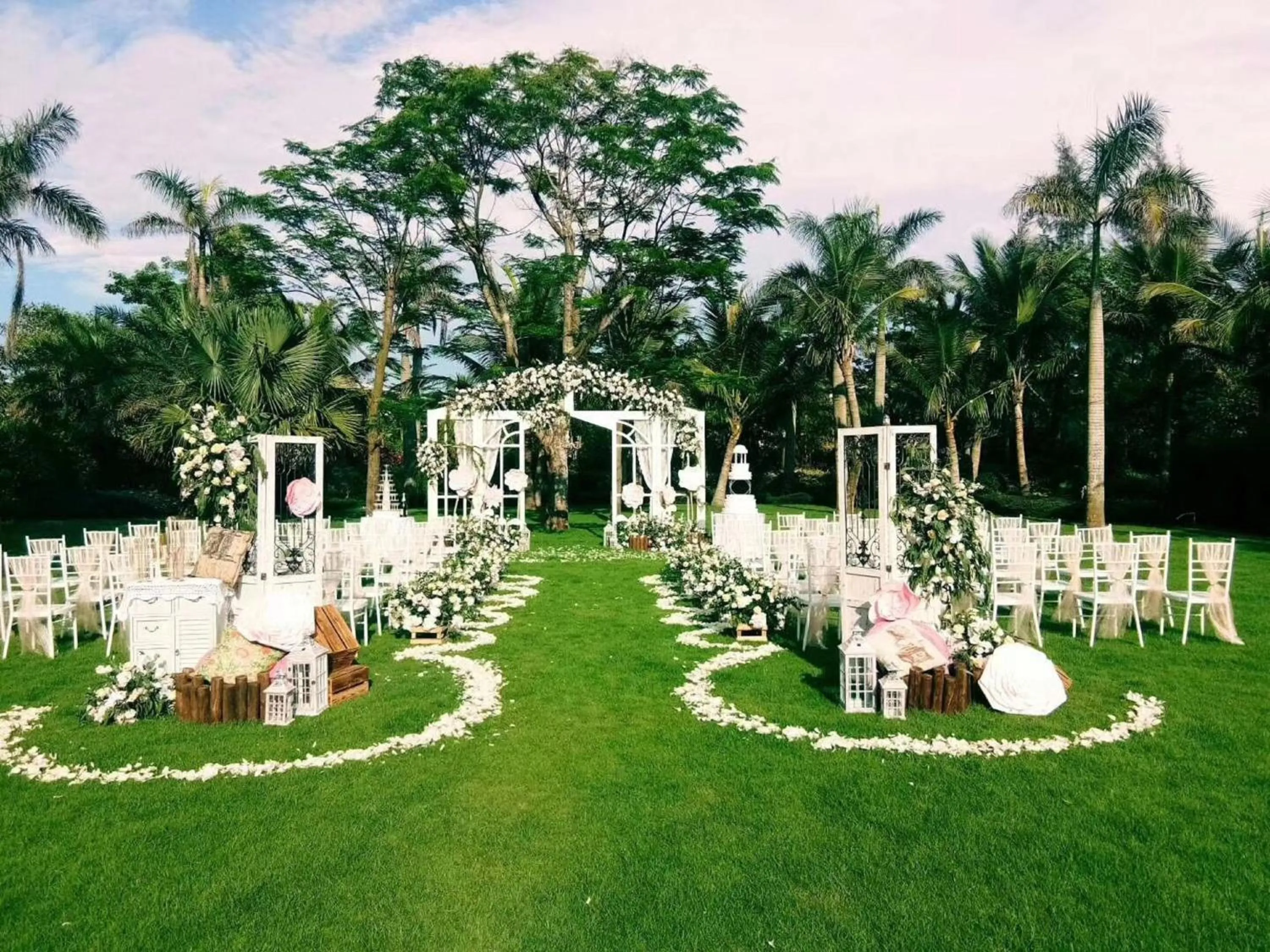 Meeting/conference room in Holiday Inn Haikou West Coast by IHG