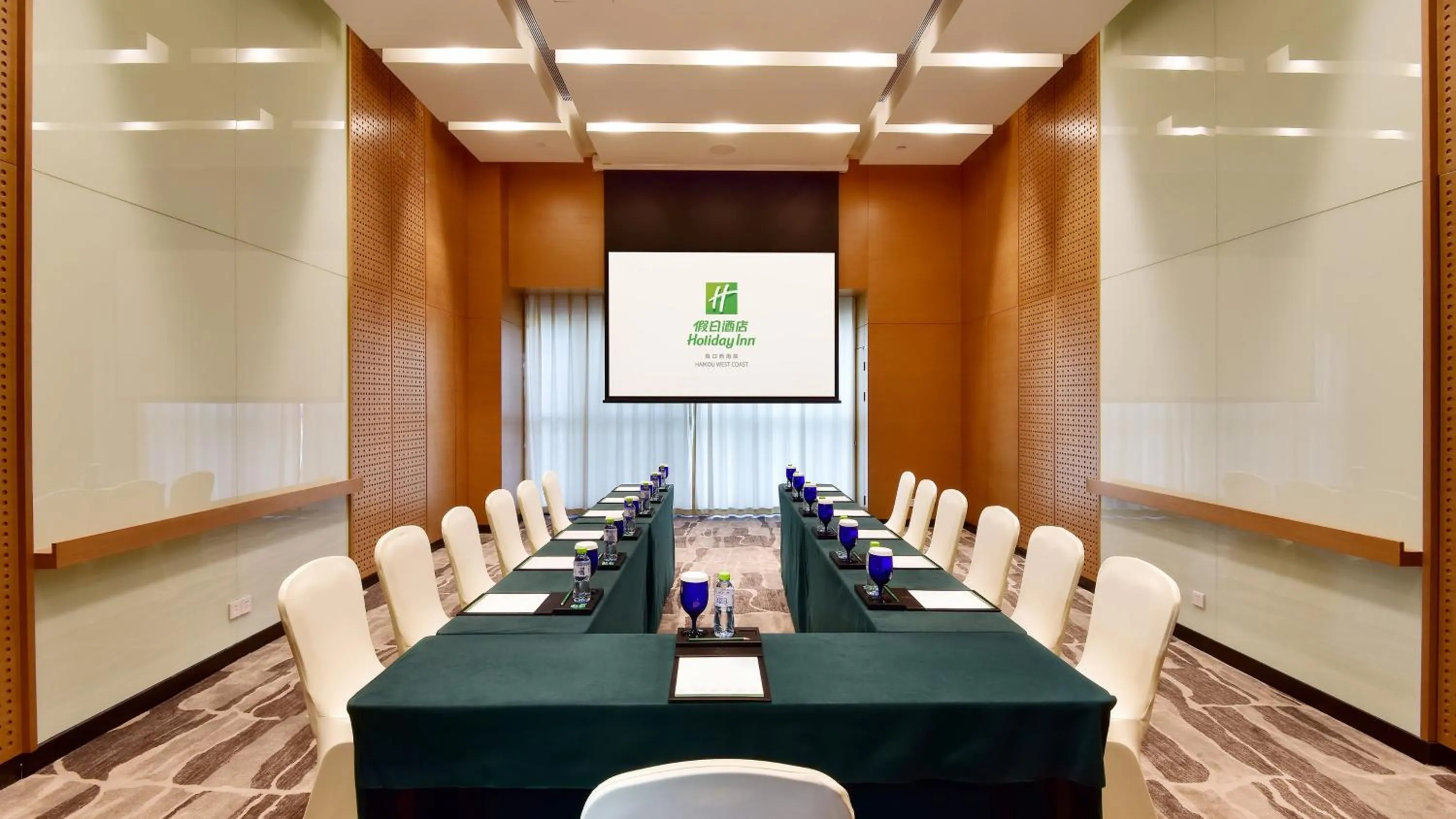 Meeting/conference room in Holiday Inn Haikou West Coast by IHG