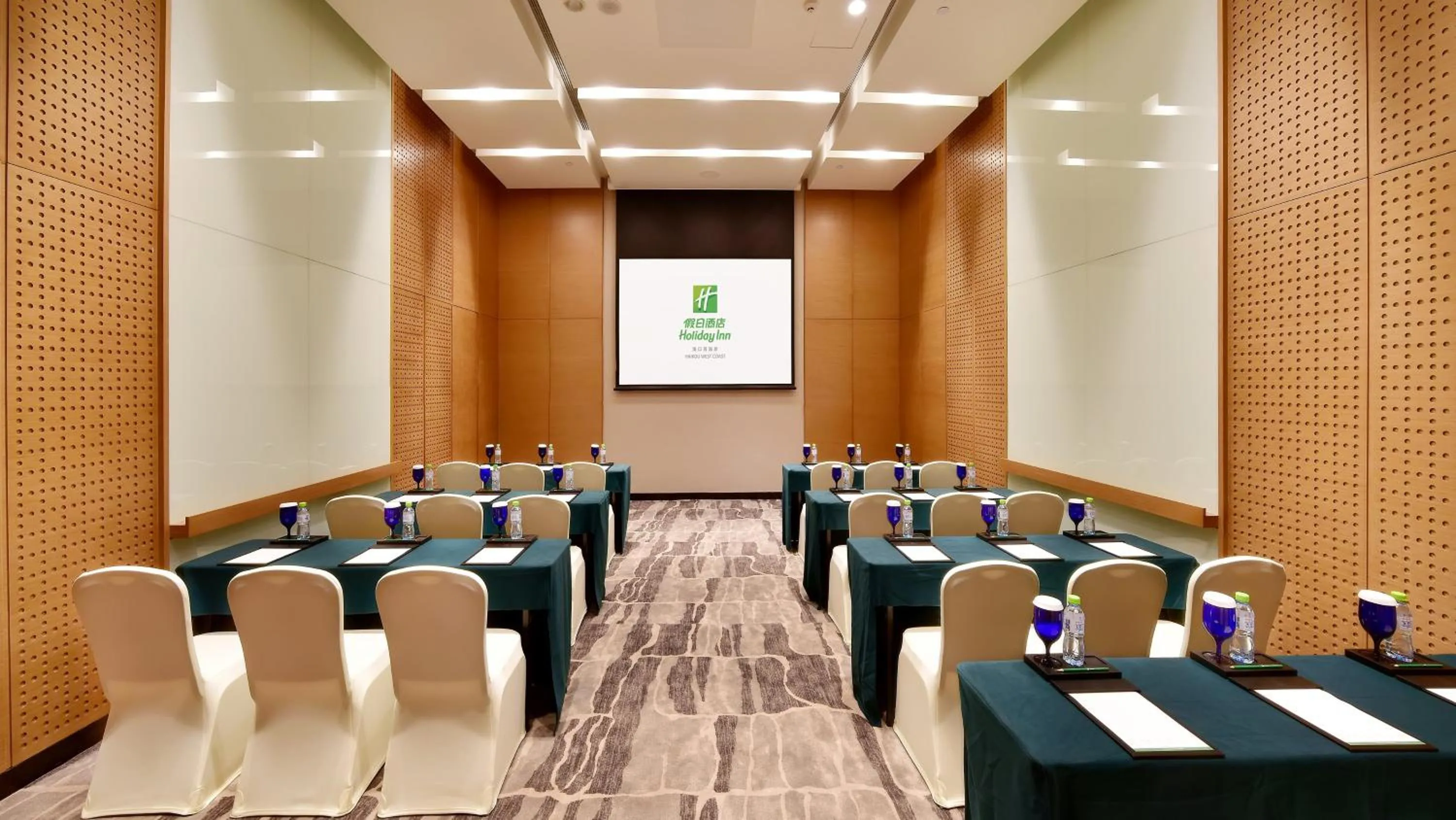 Meeting/conference room in Holiday Inn Haikou West Coast by IHG