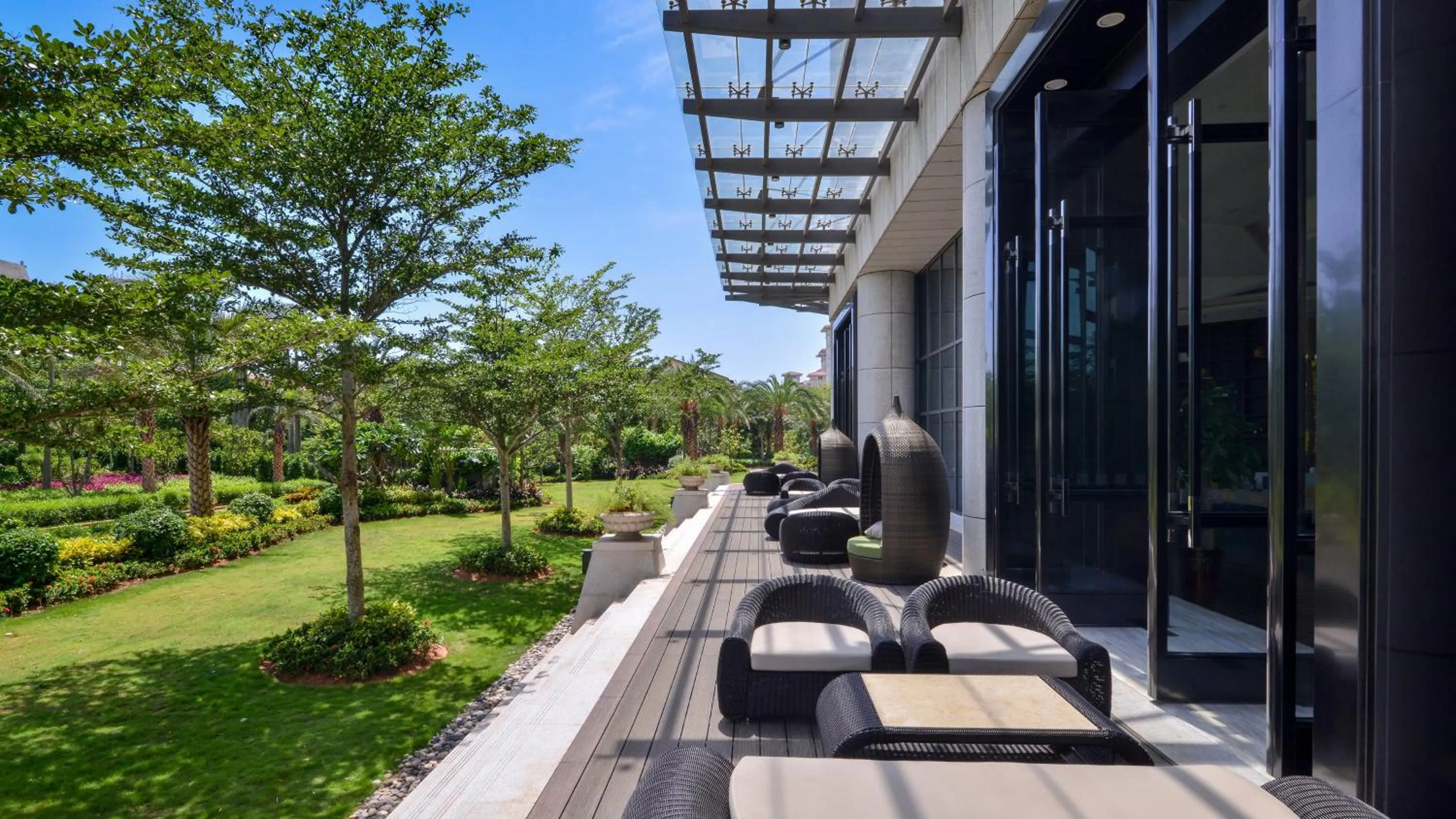 Lounge or bar in Holiday Inn Haikou West Coast by IHG