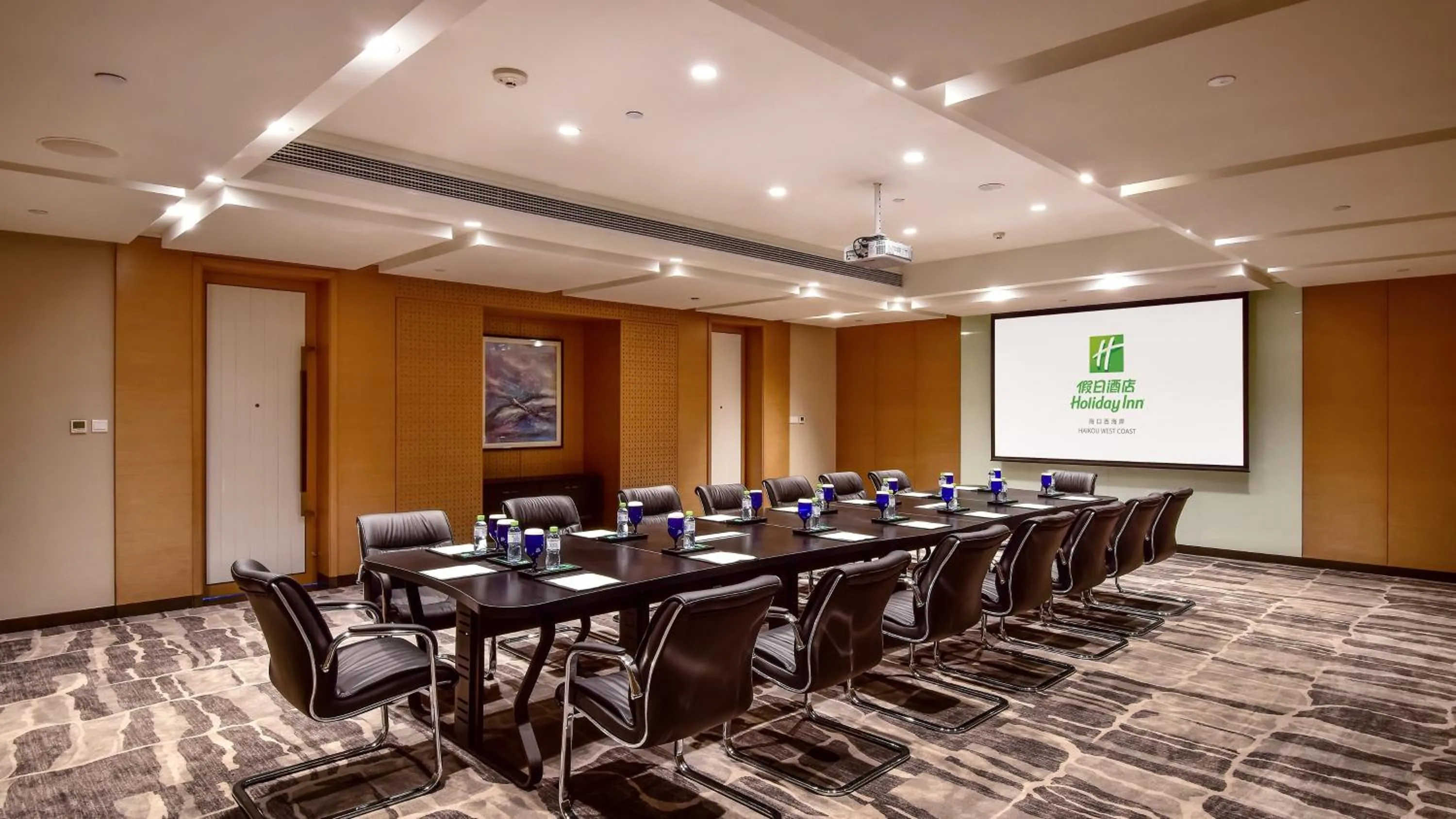 Meeting/conference room in Holiday Inn Haikou West Coast by IHG