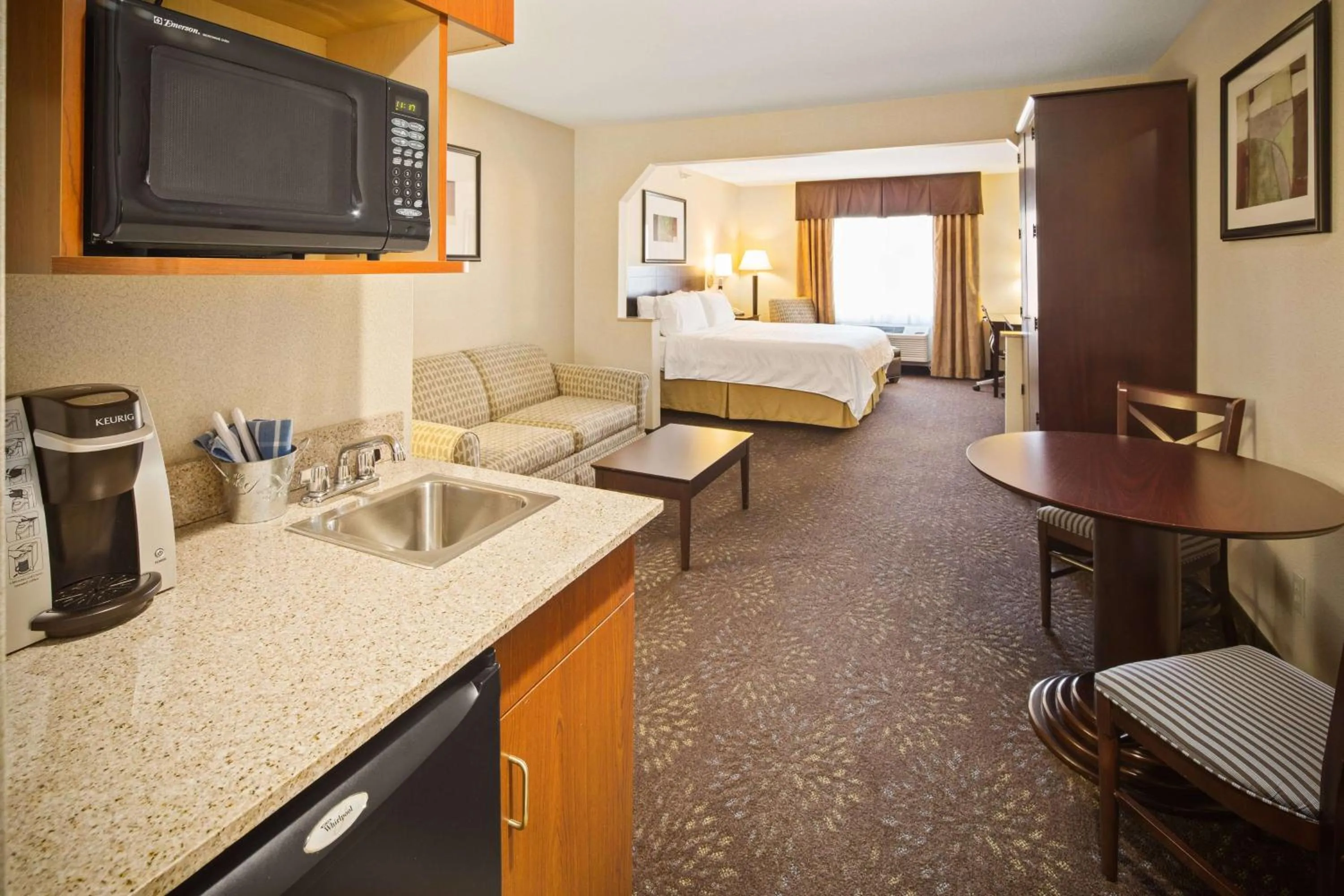 Bed in AmericInn by Wyndham Hill City Mt Rushmore