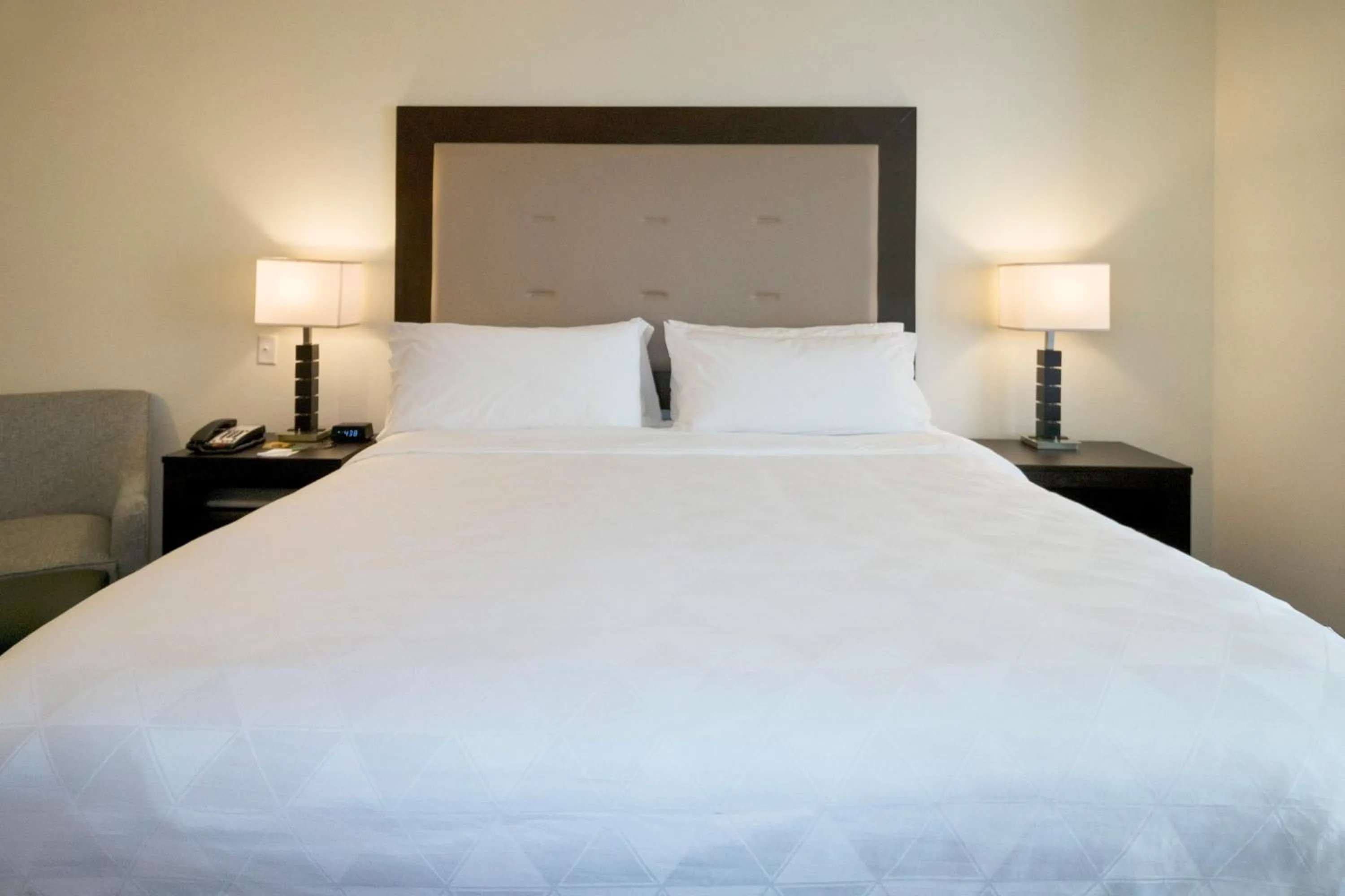 Photo of the whole room, Bed in Holiday Inn Hammond by IHG