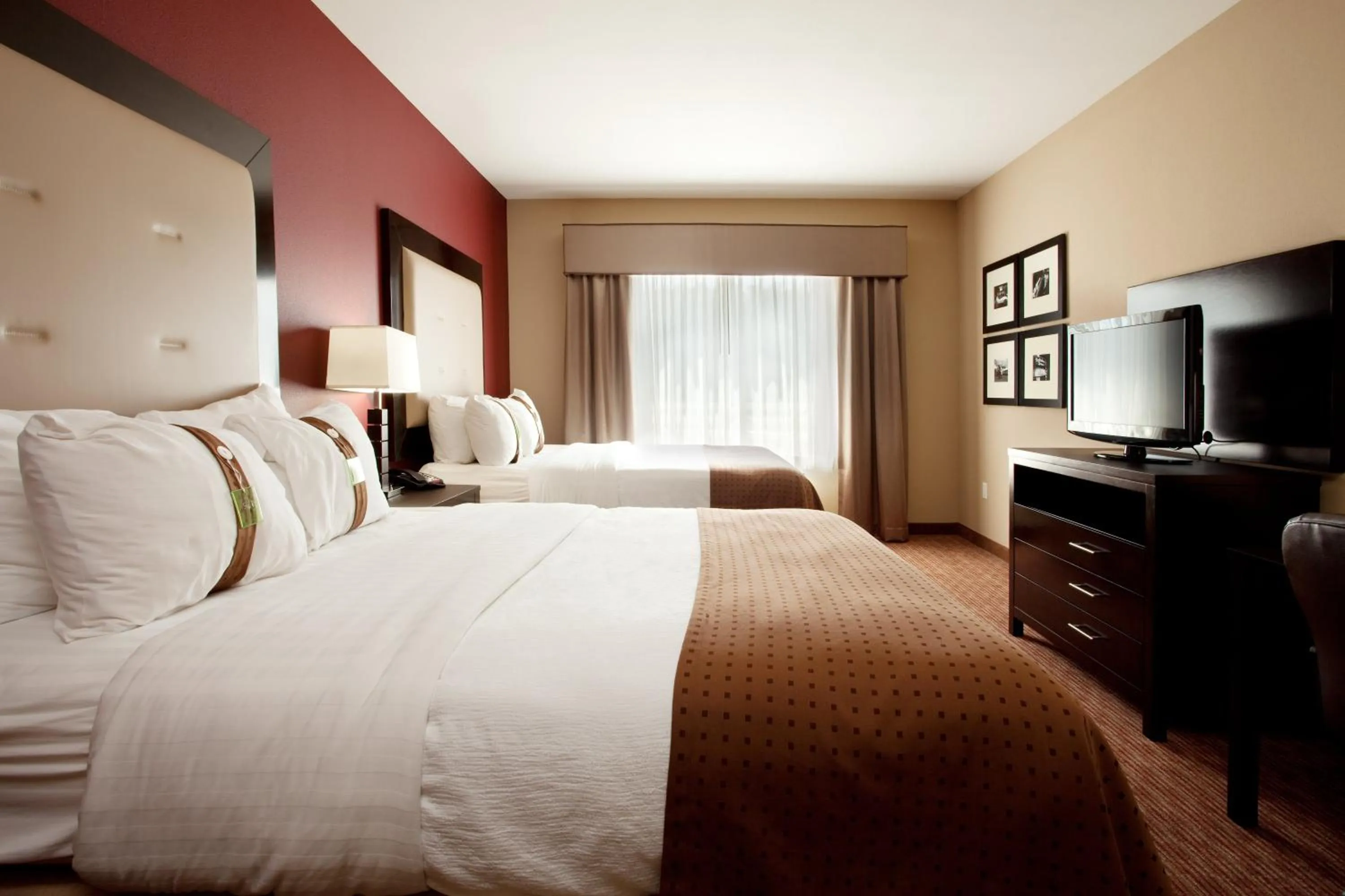 Photo of the whole room, Bed in Holiday Inn Hammond by IHG