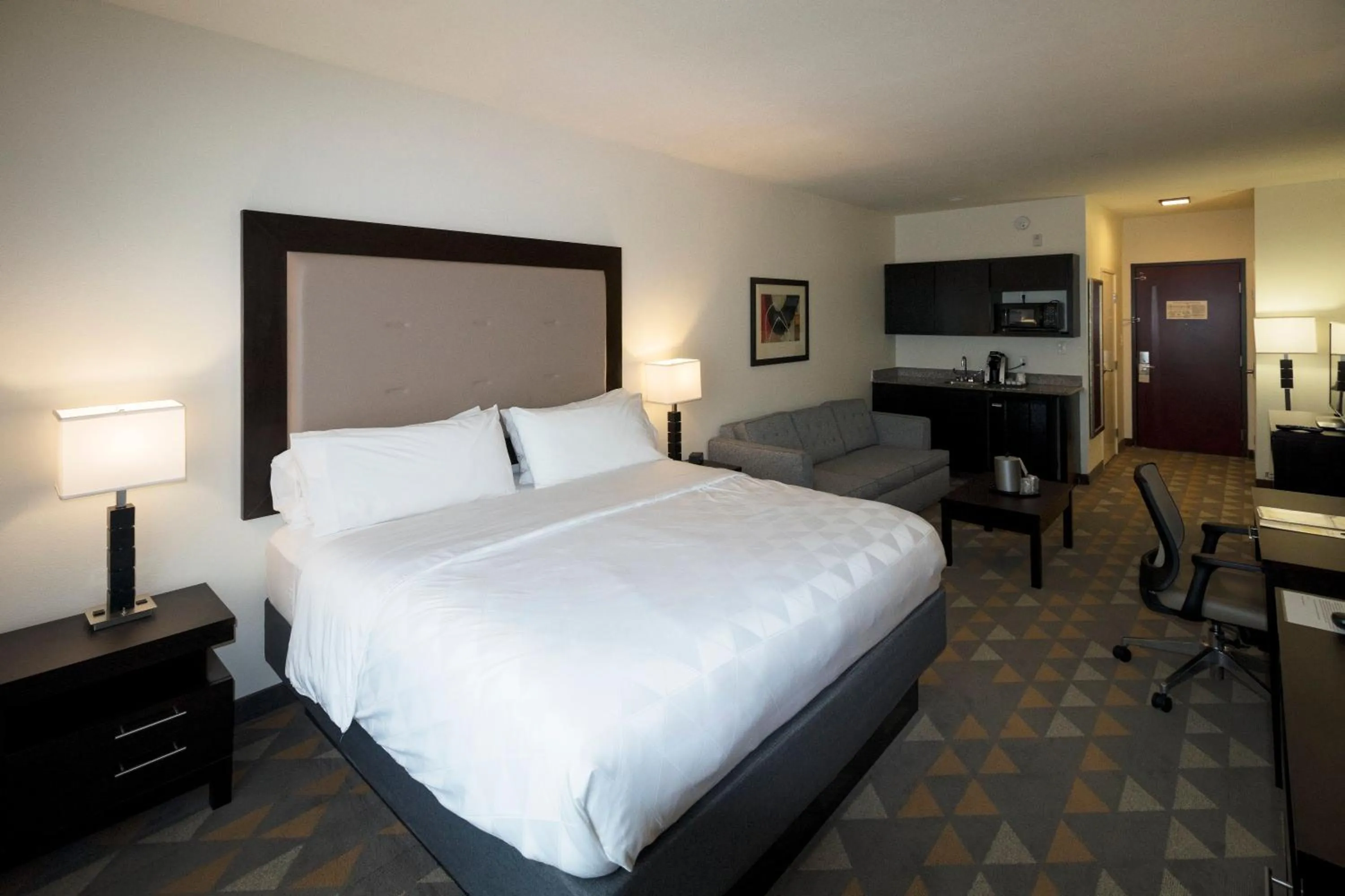 Photo of the whole room, Bed in Holiday Inn Hammond by IHG