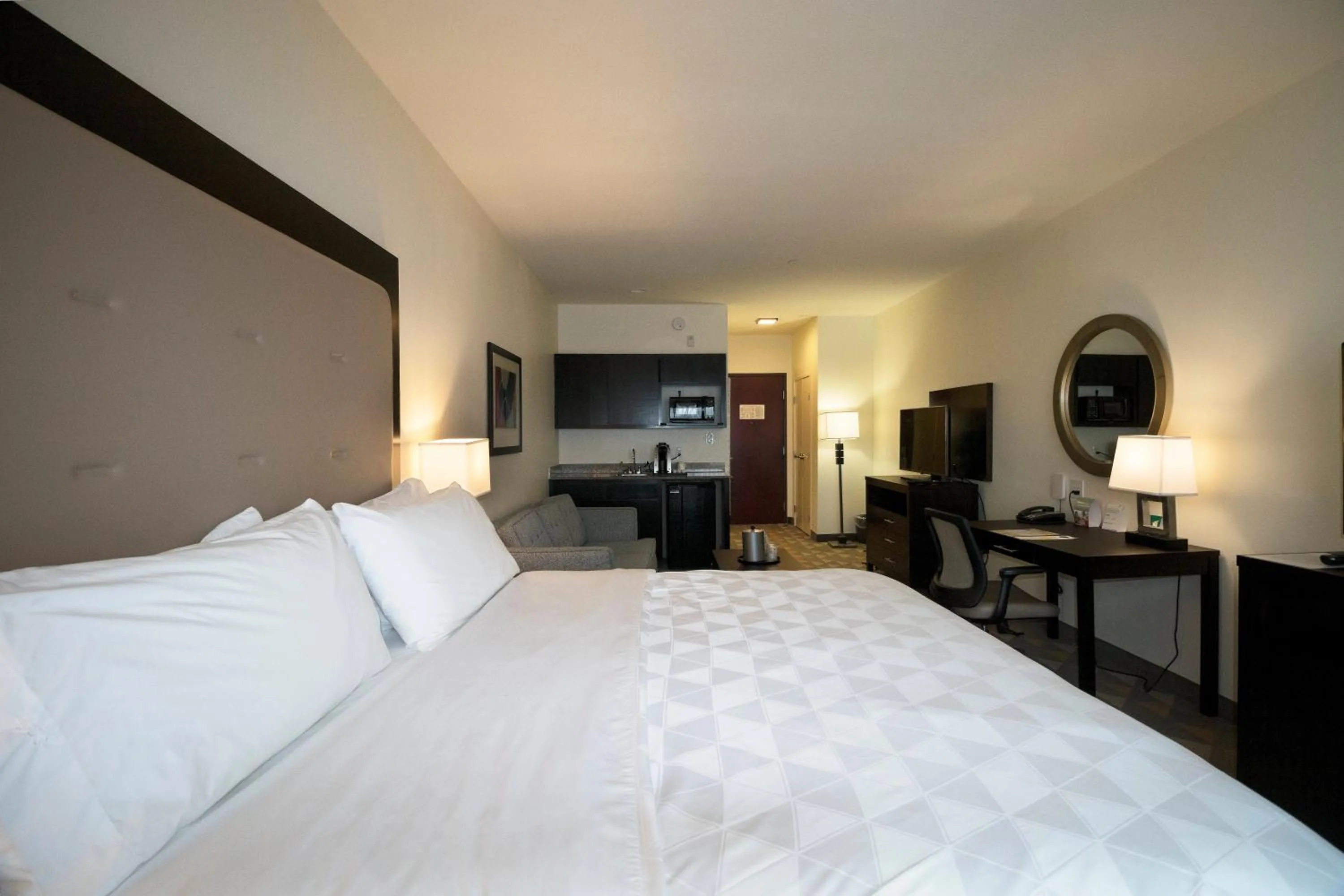 Photo of the whole room, Bed in Holiday Inn Hammond by IHG