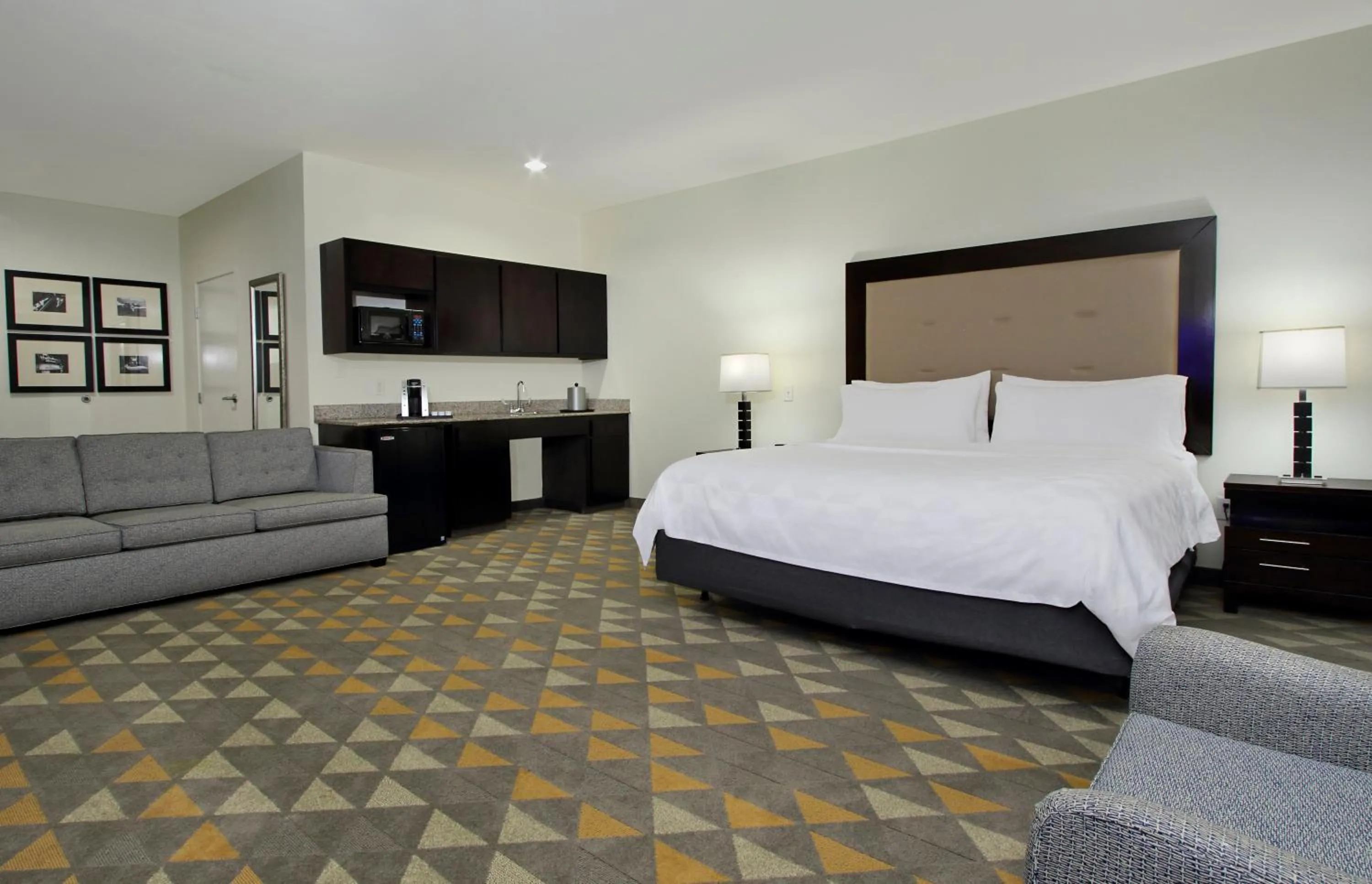 Photo of the whole room, Bed in Holiday Inn Hammond by IHG