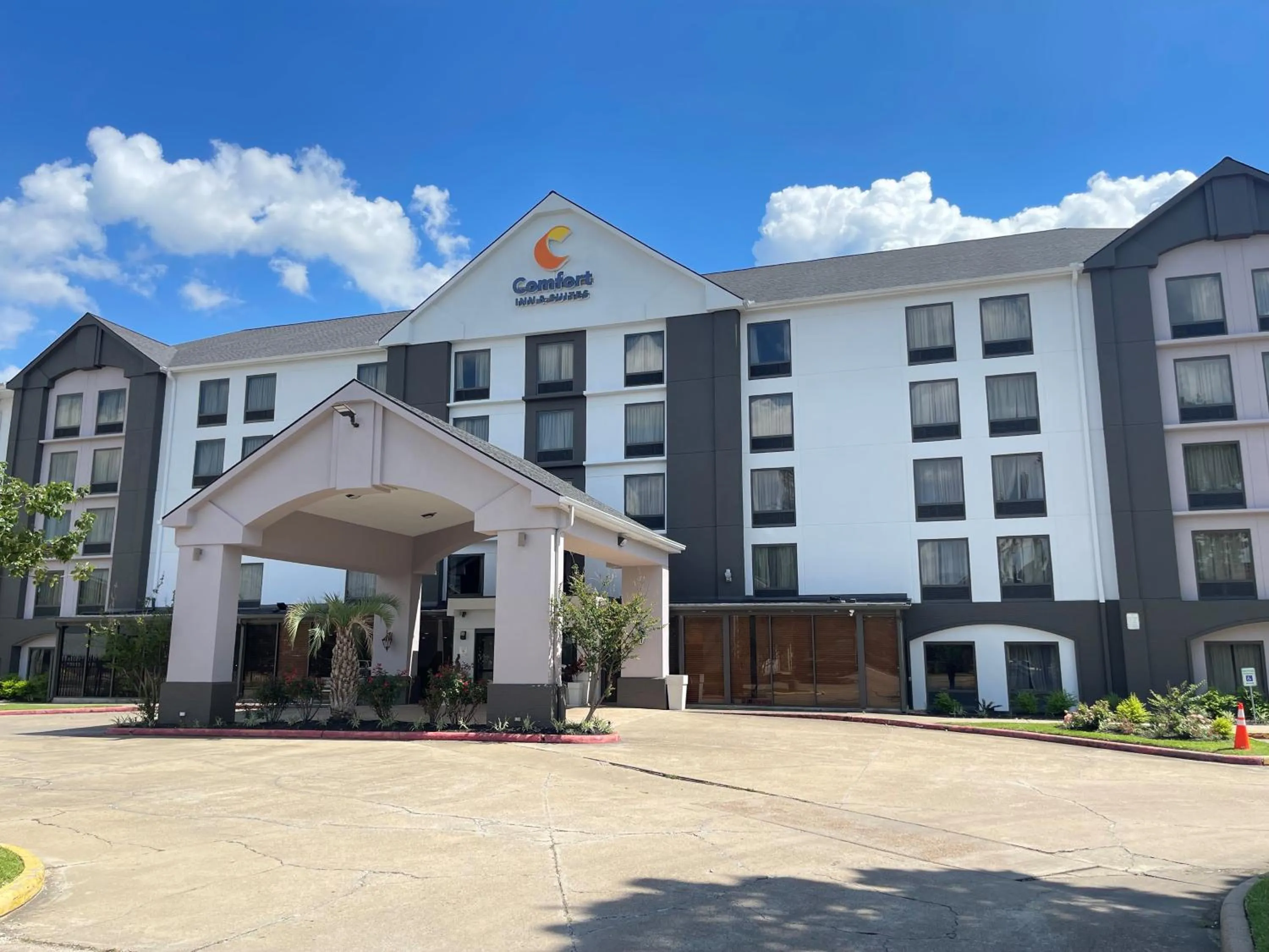 Property building in Comfort Inn & Suites Houston I-10 West Energy Corridor