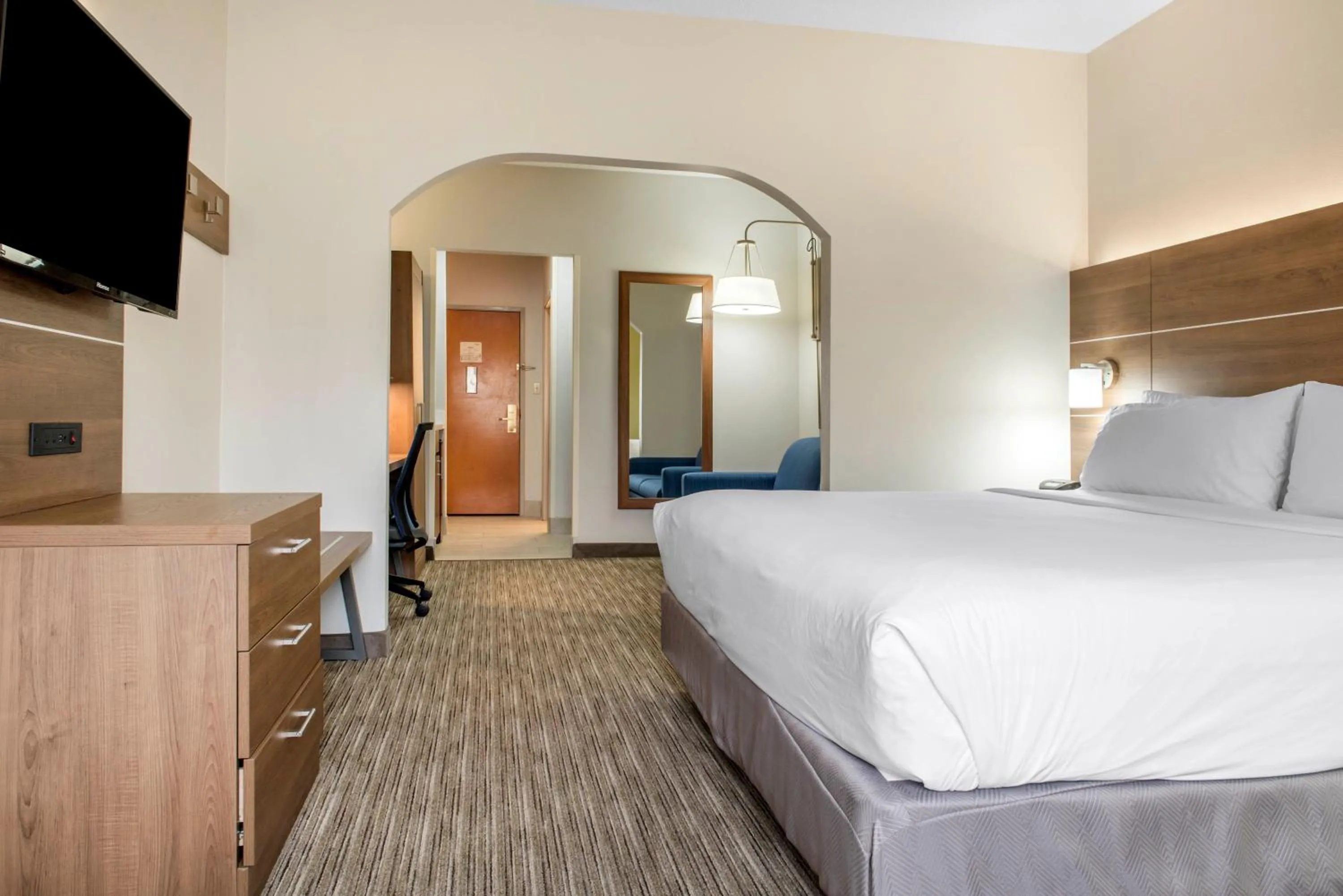 Photo of the whole room, Bed in Holiday Inn Express & Suites Harrison by IHG