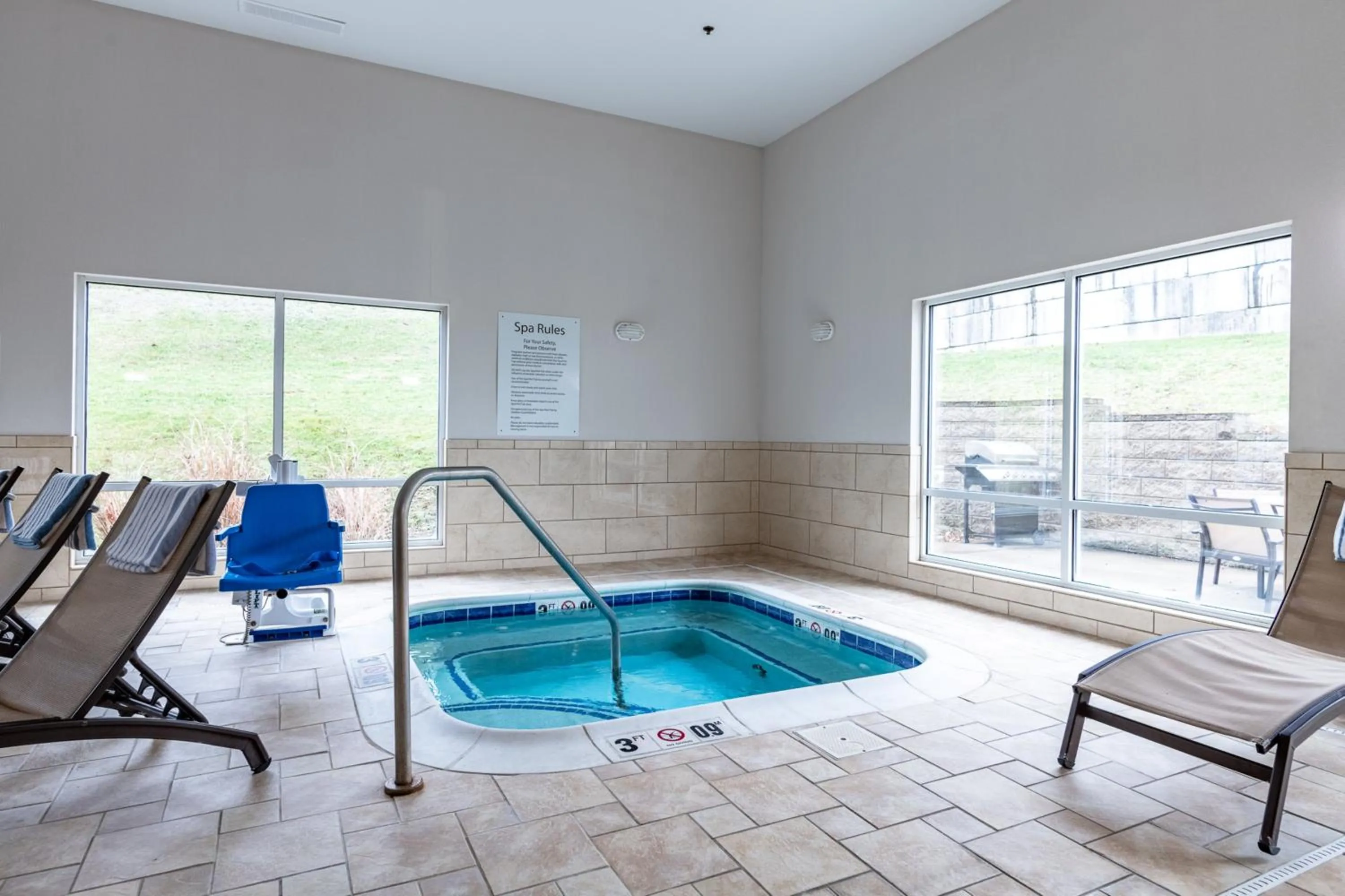 Swimming pool in Holiday Inn Express & Suites Ironton by IHG