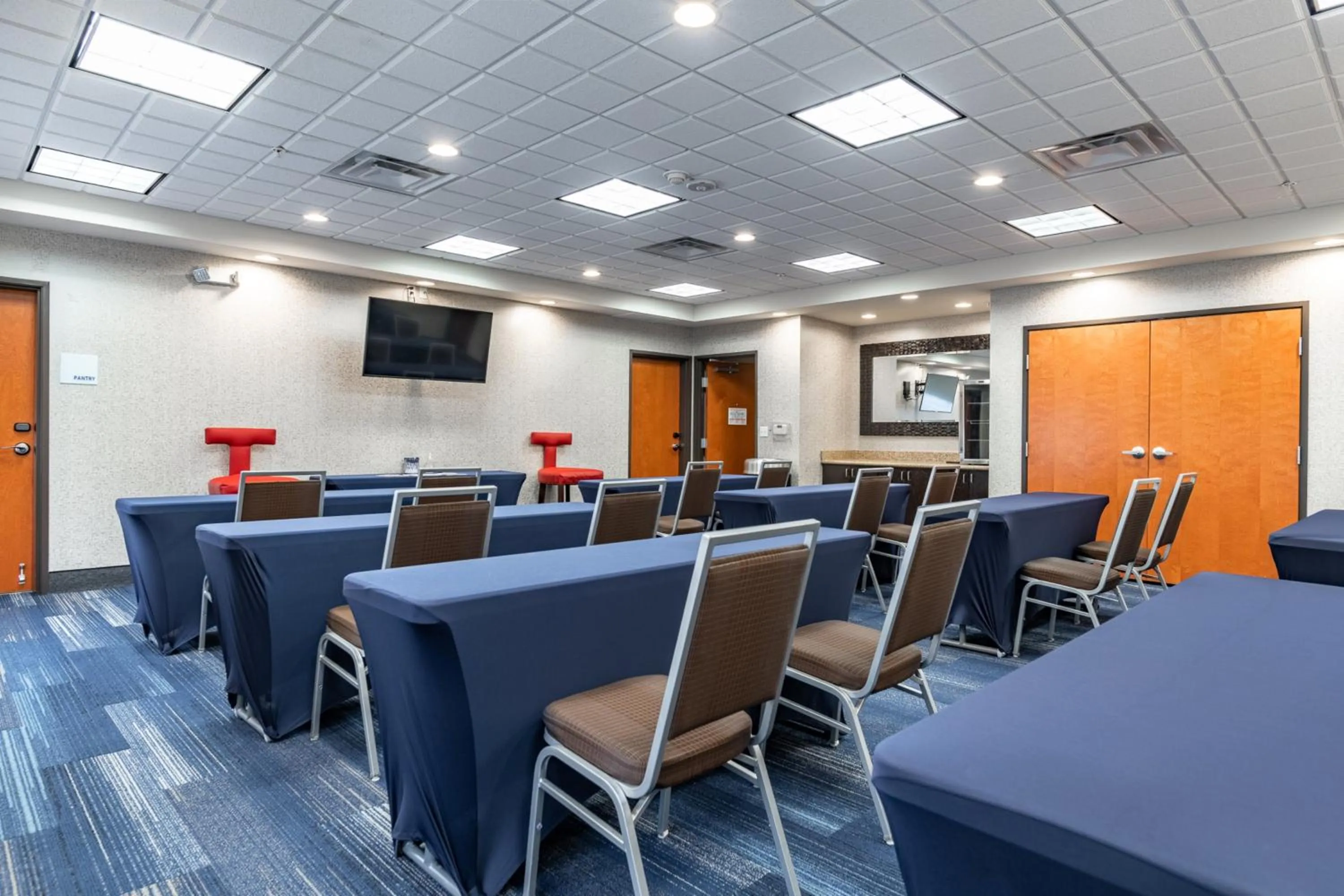 Meeting/conference room in Holiday Inn Express & Suites Ironton by IHG