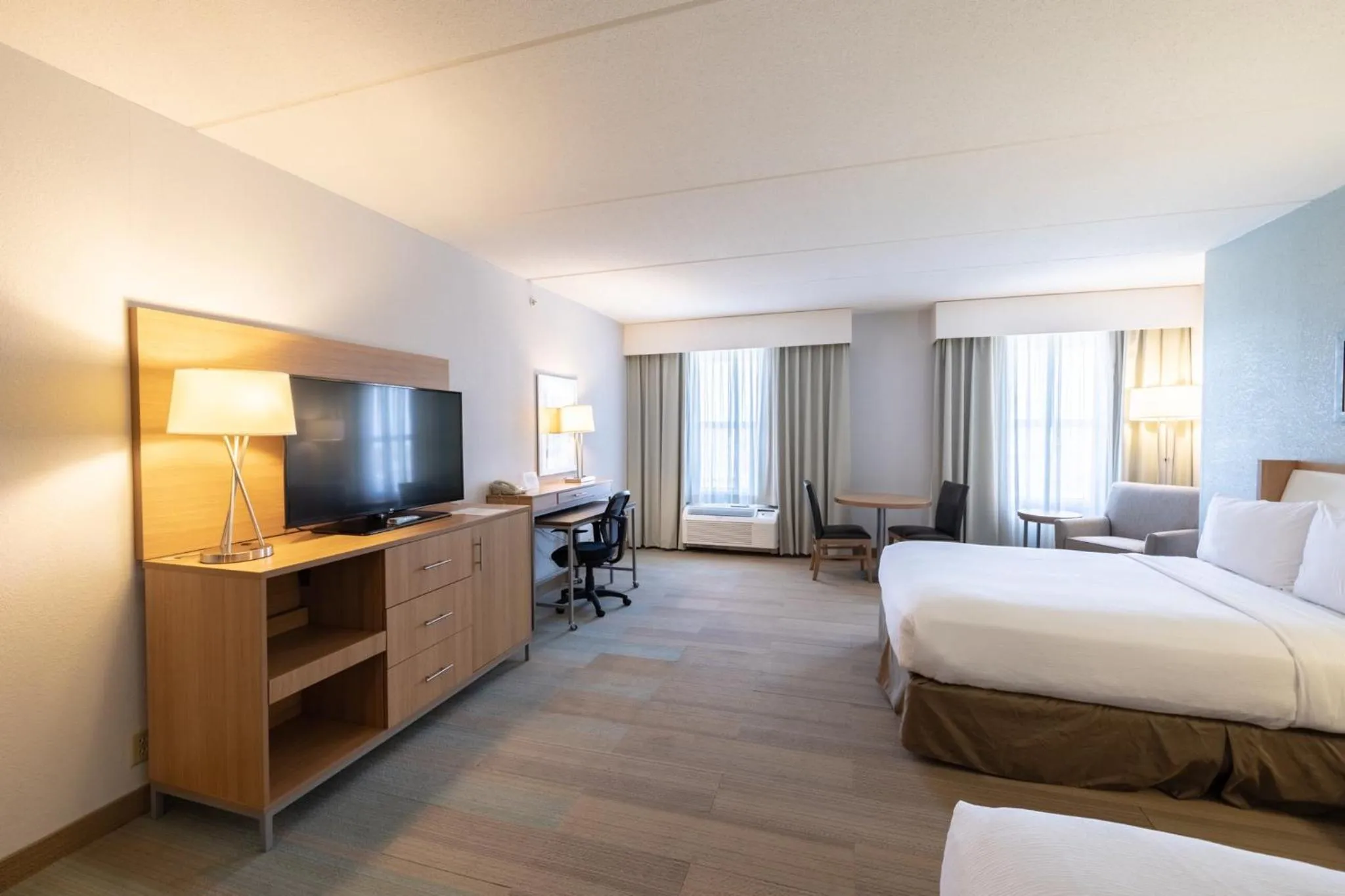 Photo of the whole room, Bed in Holiday Inn Manahawkin/Long Beach Island by IHG