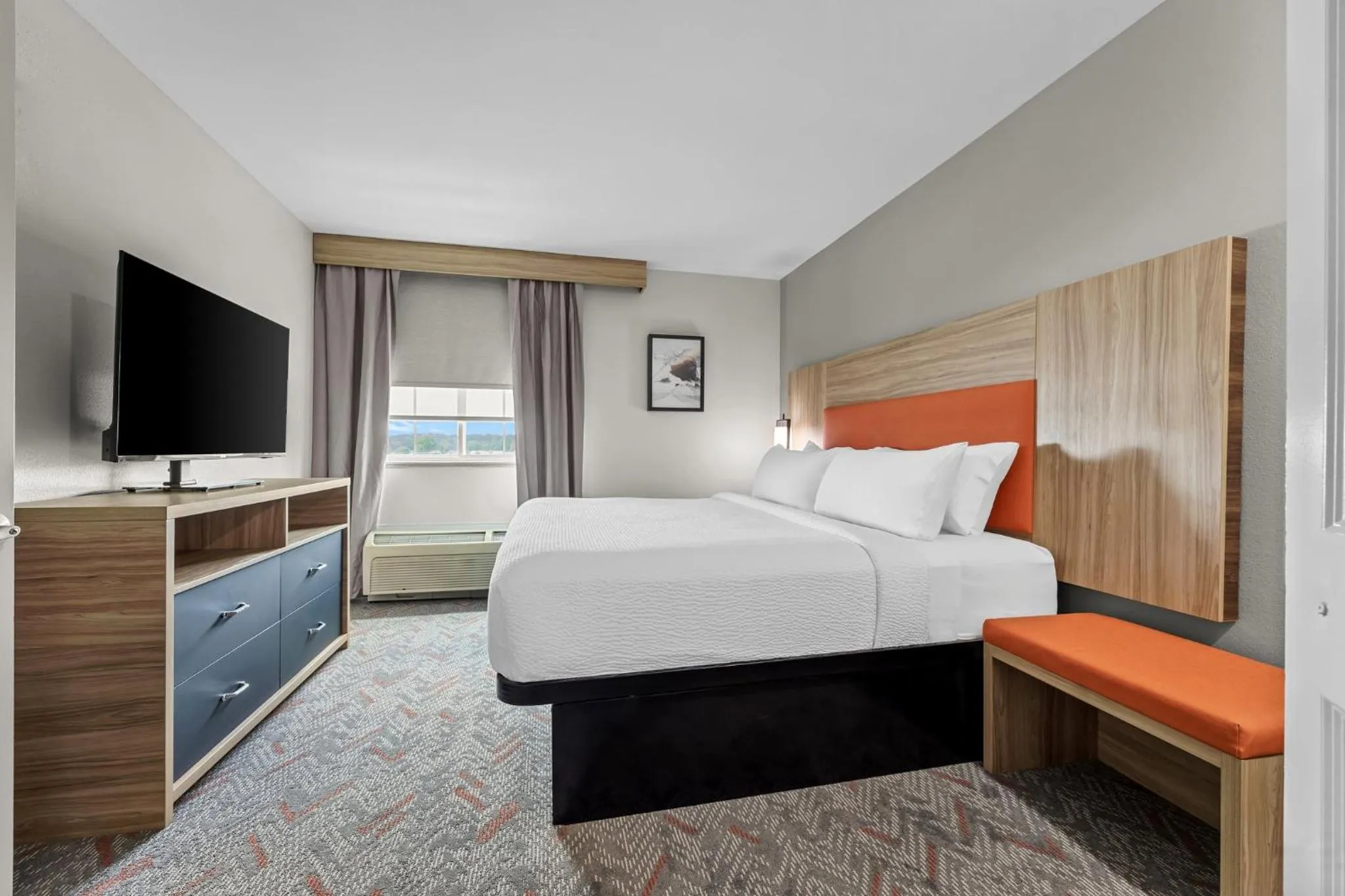 Photo of the whole room, Bed in Candlewood Suites Flowood, MS by IHG