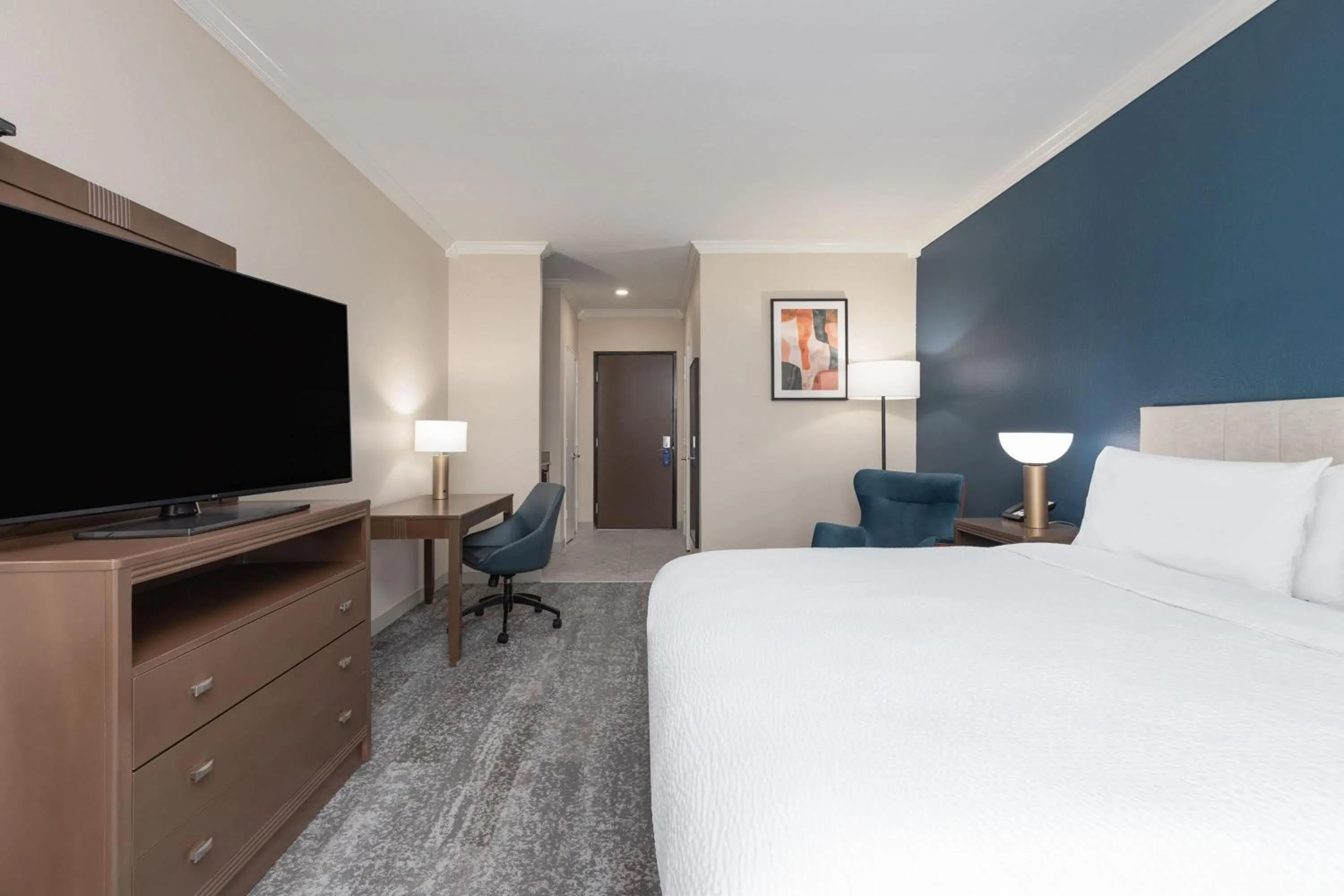 Photo of the whole room, Bed in Wyndham Lake Charles