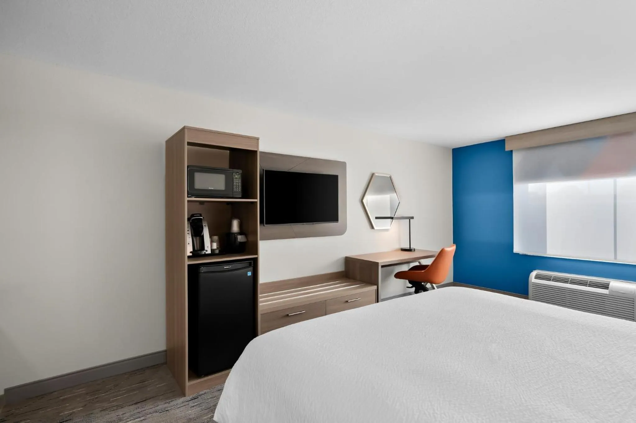 Photo of the whole room, Bed in Holiday Inn Express & Suites Morrilton by IHG