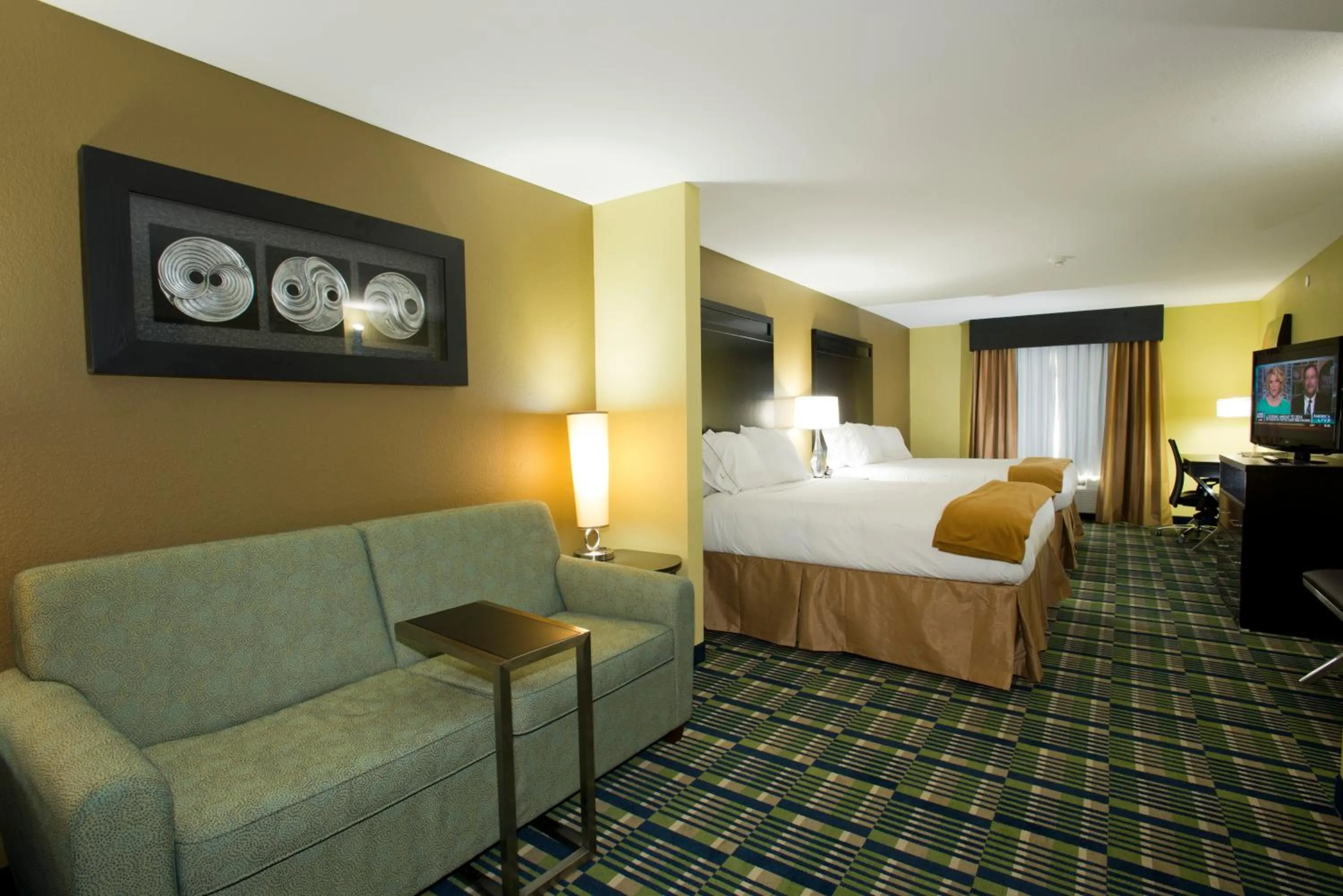 Photo of the whole room, Bed in Holiday Inn Express & Suites Morrilton by IHG
