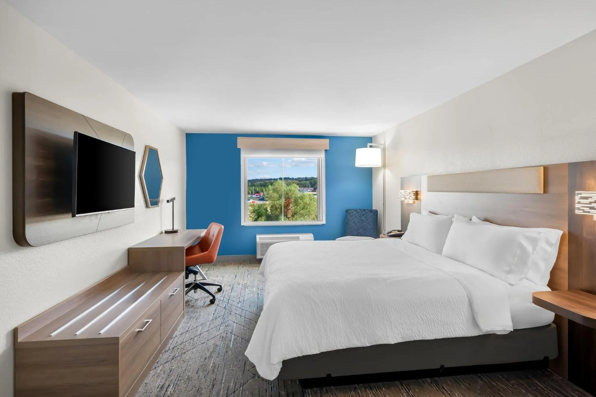 Photo of the whole room, Bed in Holiday Inn Express & Suites Morrilton by IHG