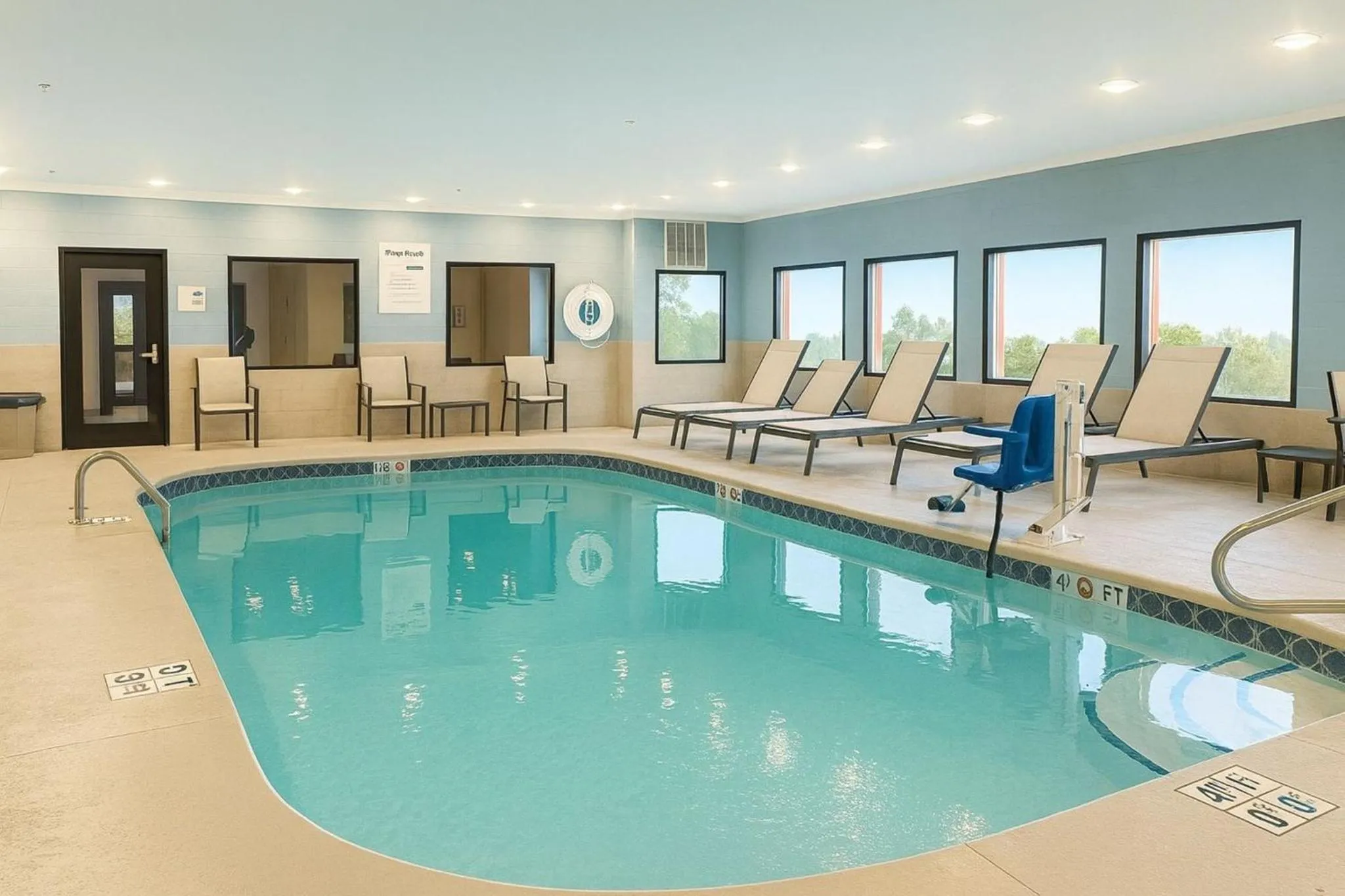 Swimming pool in Holiday Inn Express & Suites Alliance by IHG