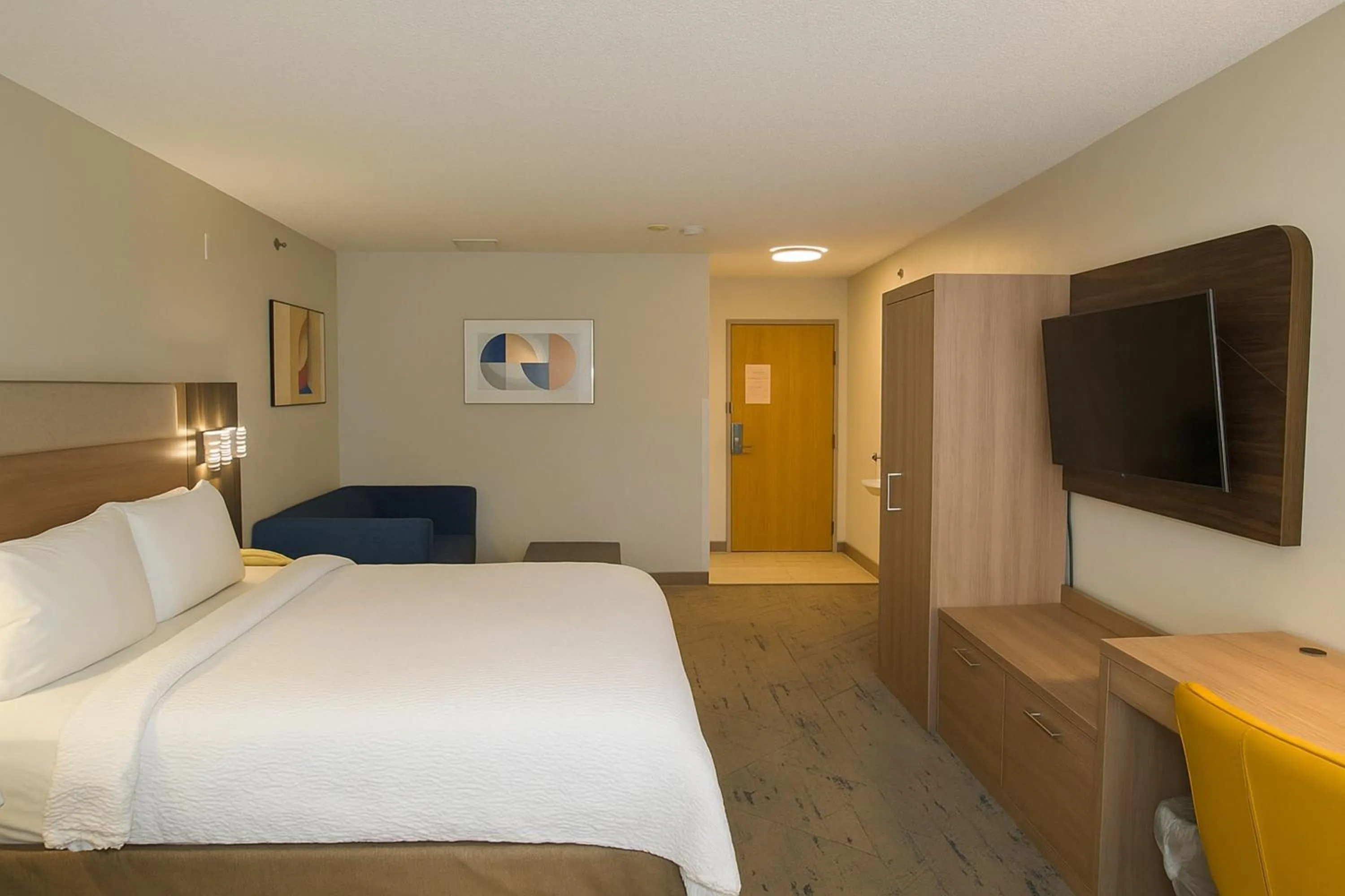 Photo of the whole room, Bed in Holiday Inn Express & Suites Alliance by IHG