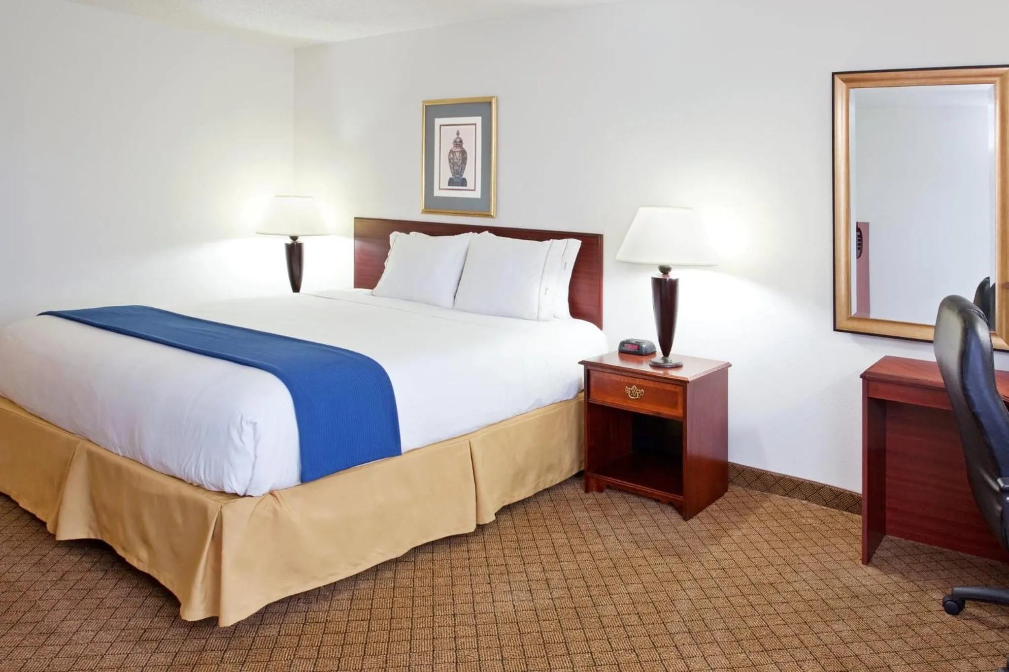 Photo of the whole room, Bed in Holiday Inn Express & Suites Alliance by IHG