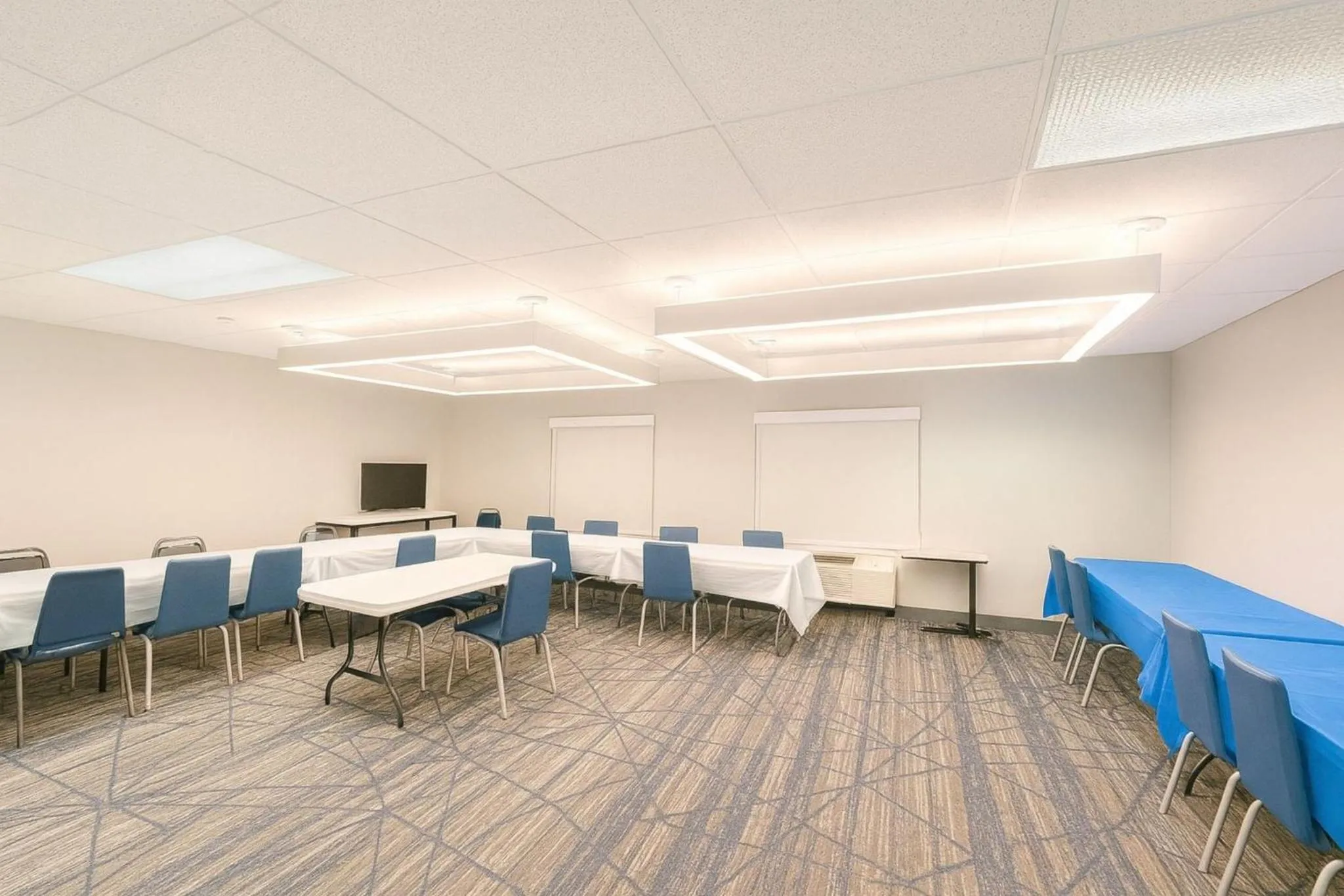 Meeting/conference room in Holiday Inn Express & Suites Alliance by IHG
