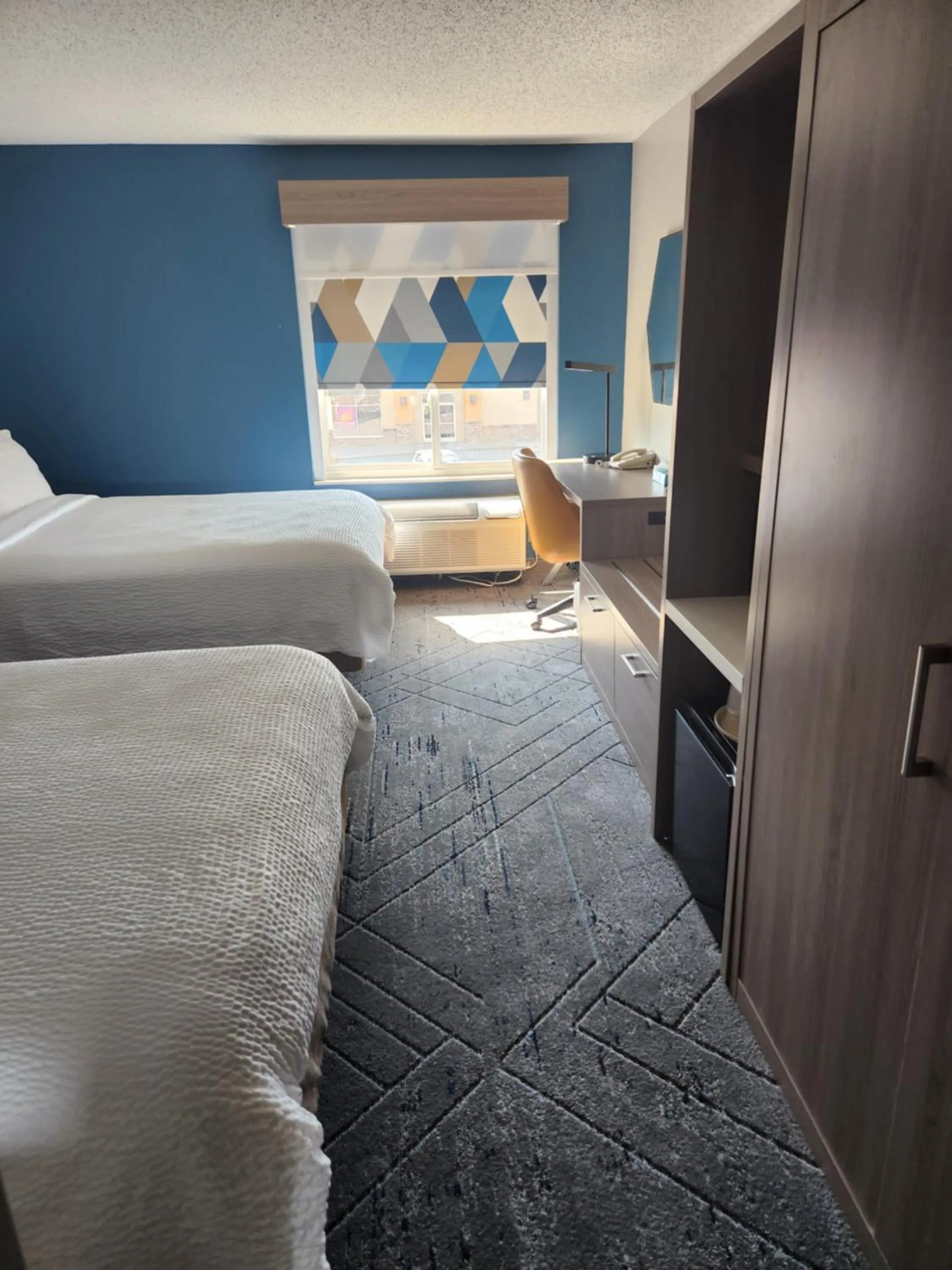 Photo of the whole room, Bed in Holiday Inn Express & Suites Alliance by IHG