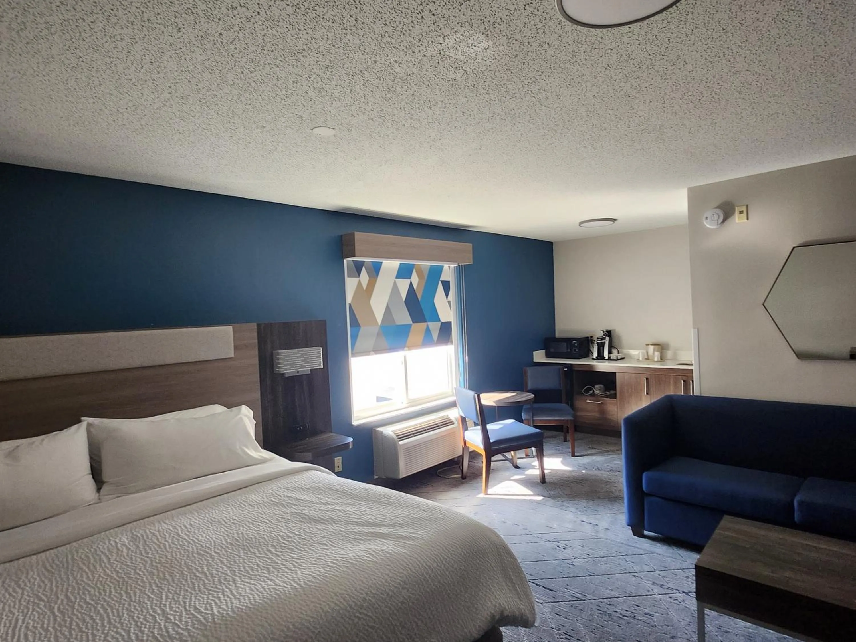 Living room, Bed in Holiday Inn Express & Suites Alliance by IHG