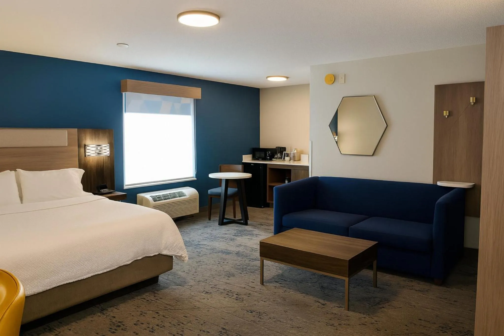 Photo of the whole room, Bed in Holiday Inn Express & Suites Alliance by IHG