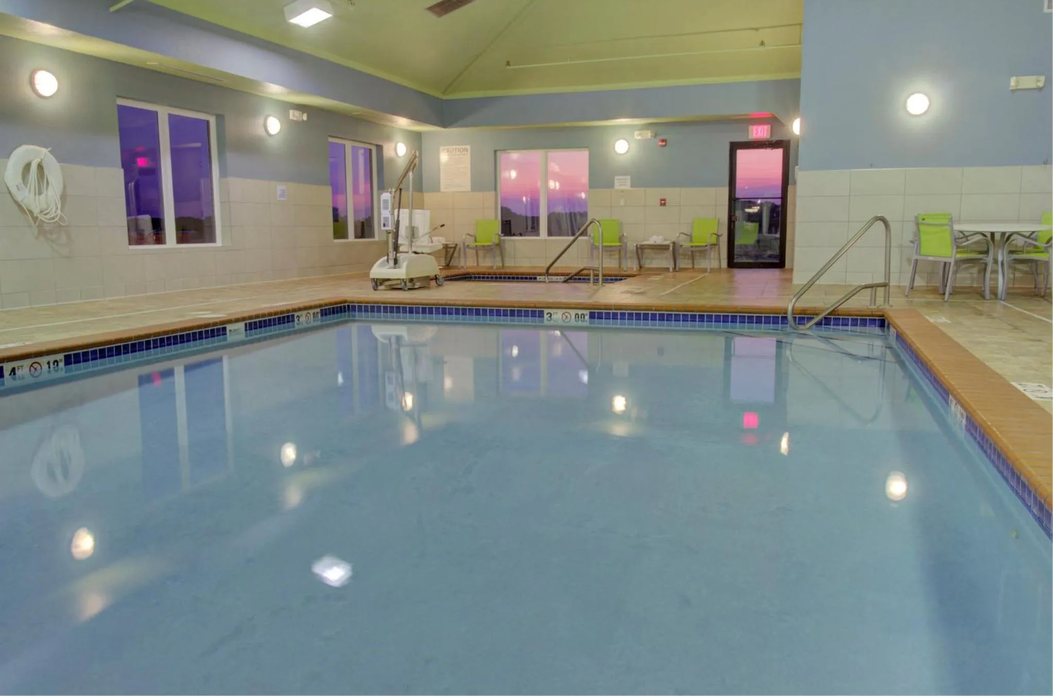 Swimming pool in Holiday Inn Express & Suites Le Mars by IHG