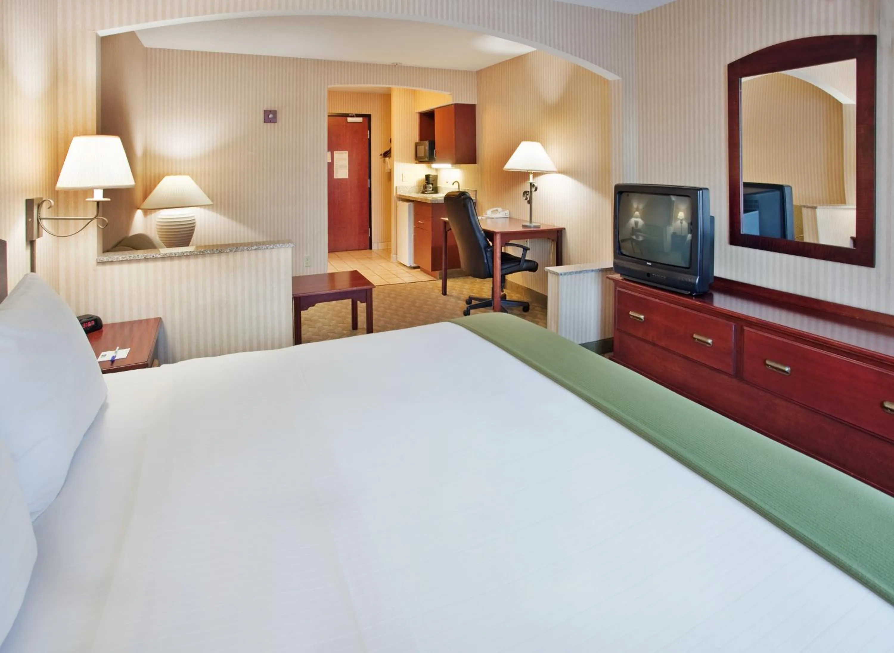Photo of the whole room, Bed in Spark By Hilton Lansing
