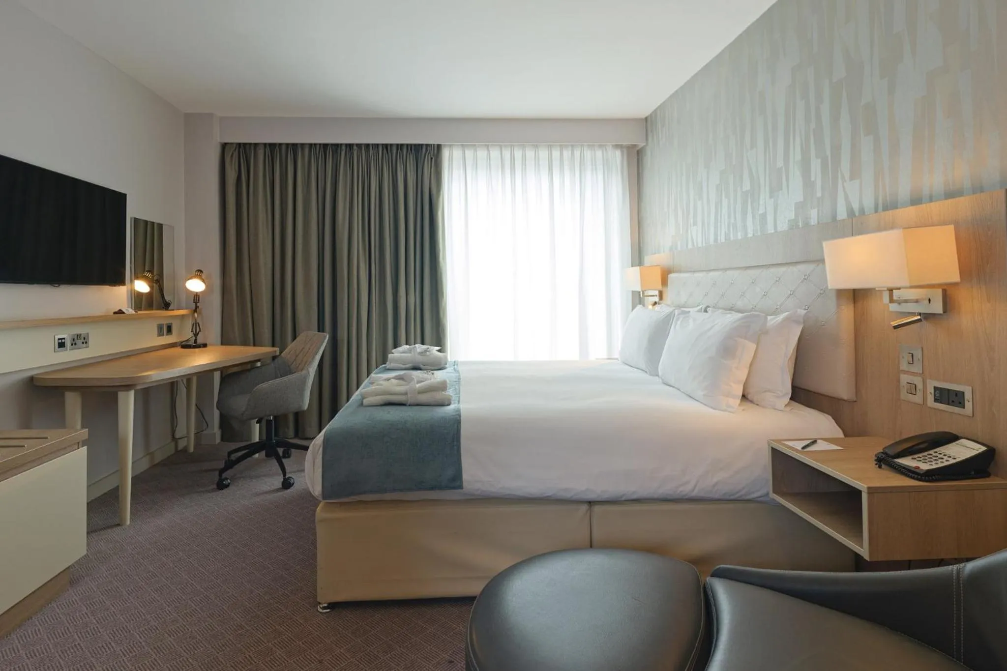 Photo of the whole room, Bed in Holiday Inn Manchester - City Centre by IHG