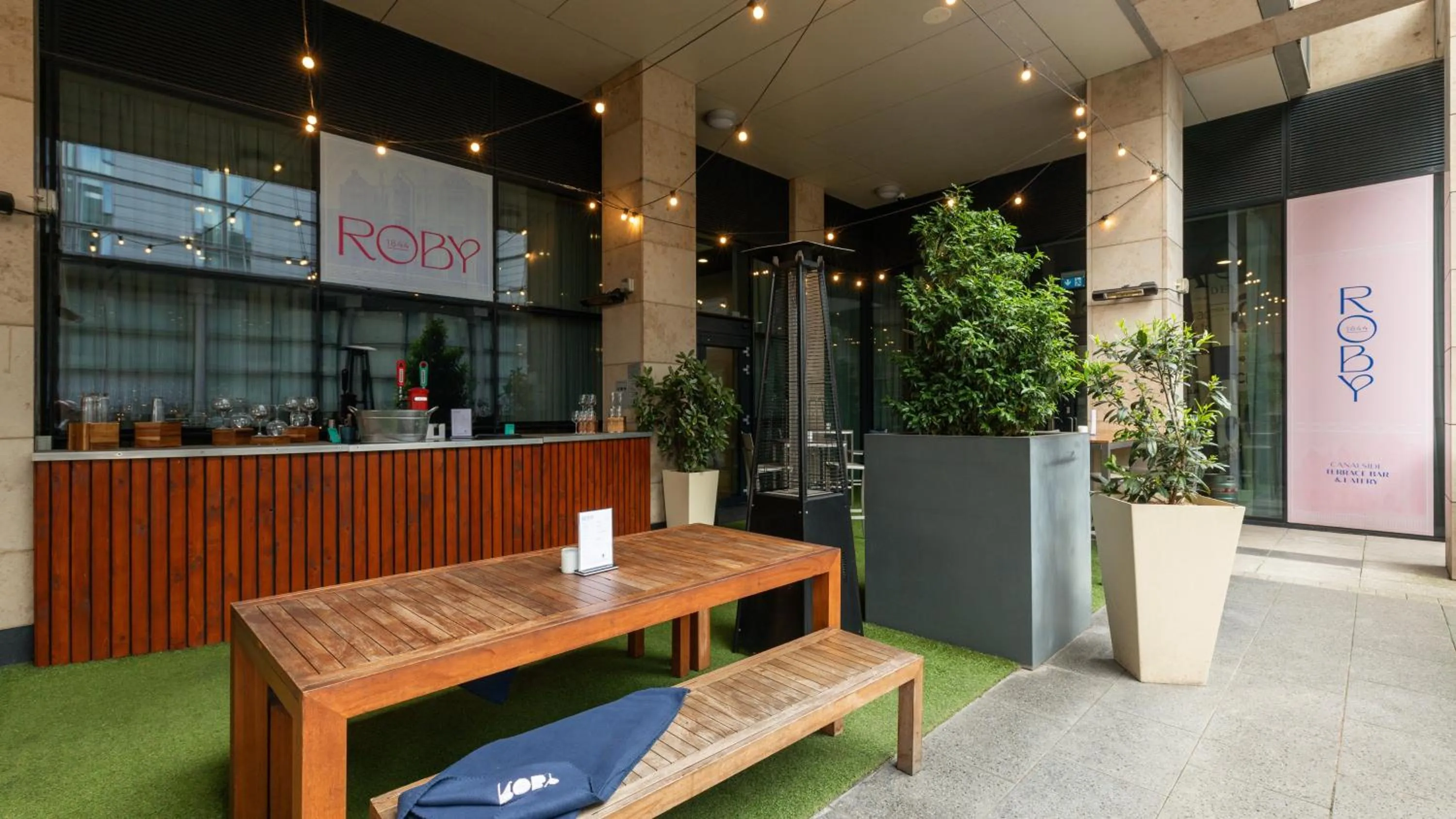 Lounge or bar in Holiday Inn Manchester - City Centre by IHG