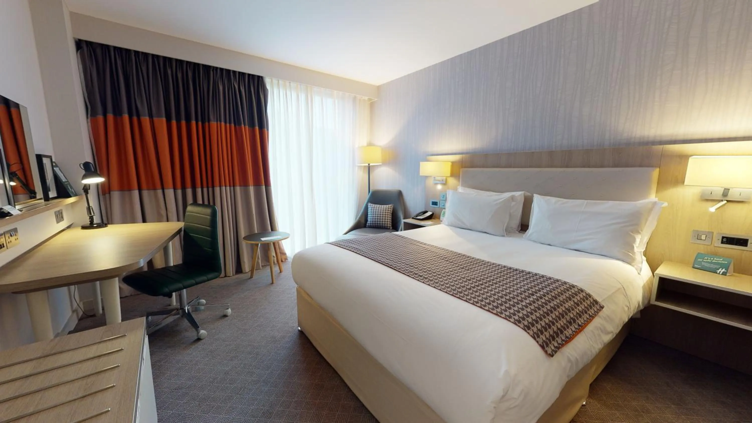 Bed in Holiday Inn Manchester - City Centre by IHG