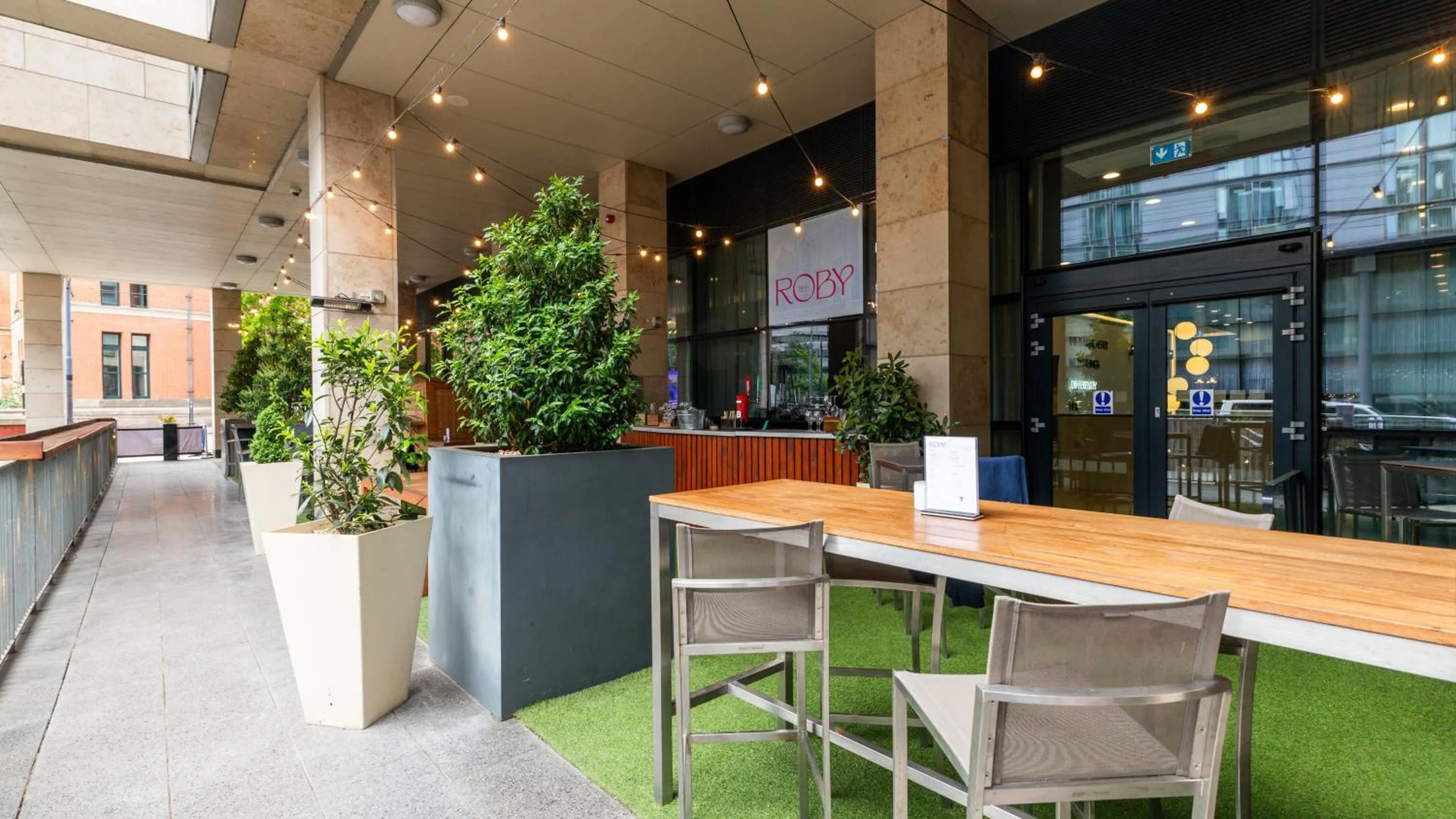 Lounge or bar in Holiday Inn Manchester - City Centre by IHG