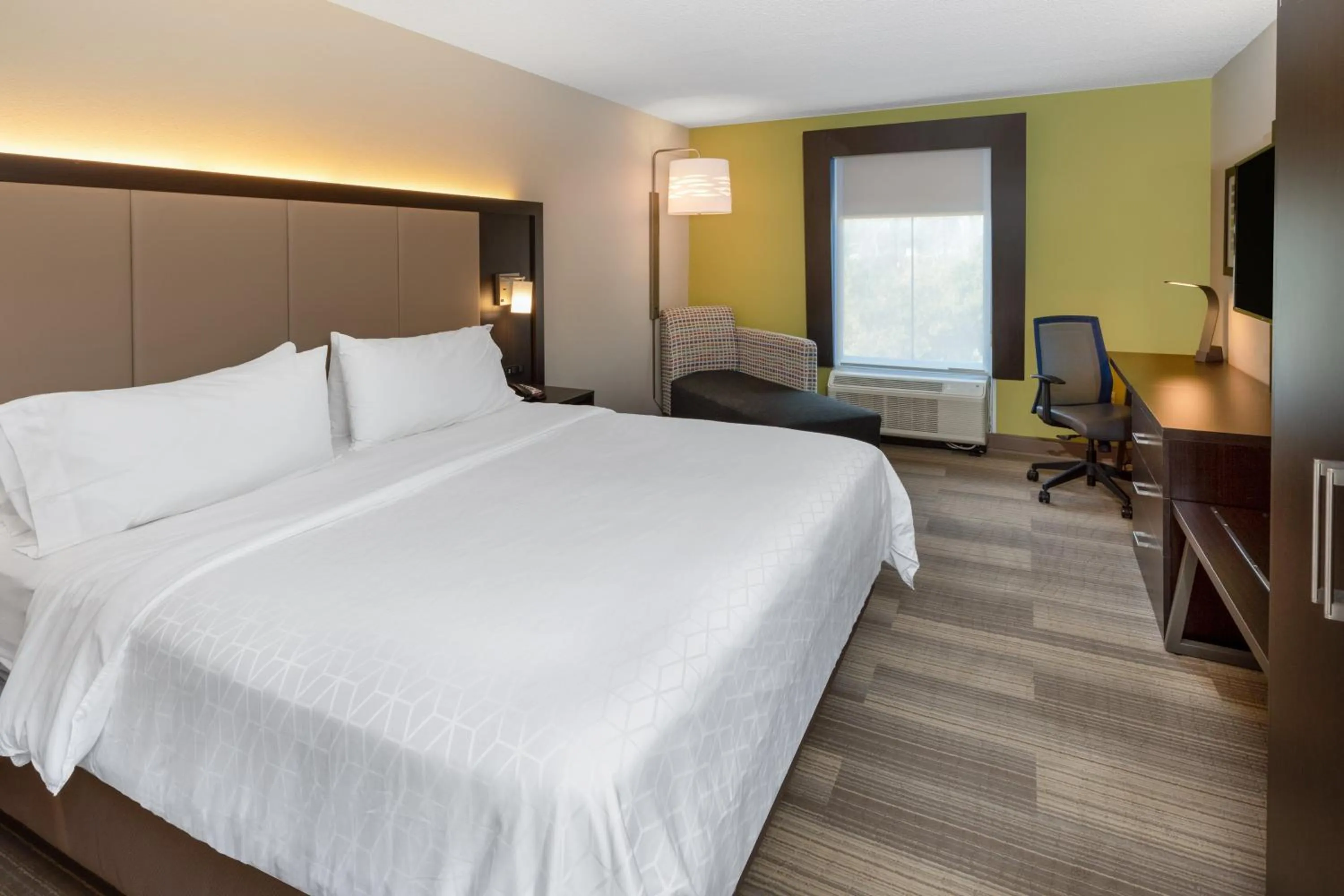 Photo of the whole room, Bed in Holiday Inn Express Minden by IHG