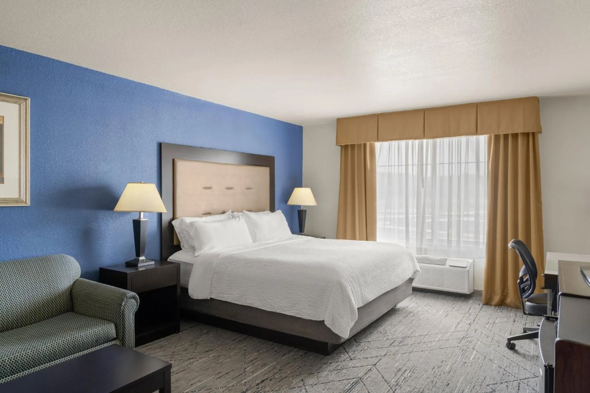 Photo of the whole room, Bed in Holiday Inn Express & Suites New Buffalo, MI by IHG