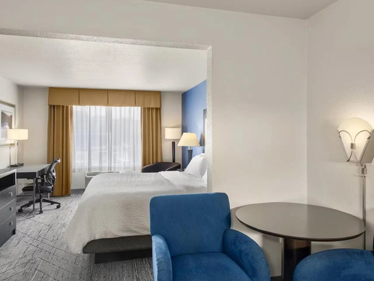 Bed in Holiday Inn Express & Suites New Buffalo, MI by IHG