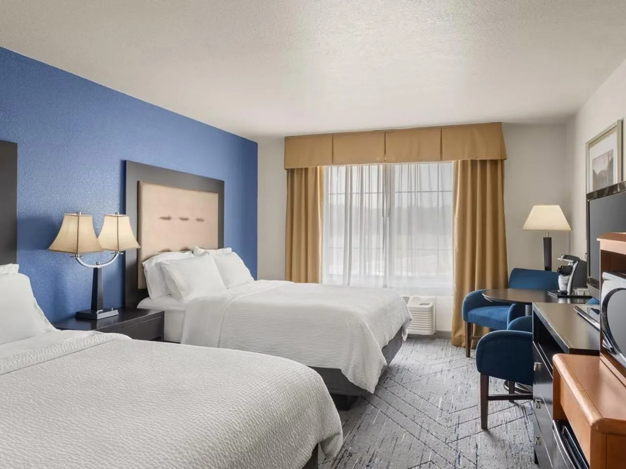 Bed in Holiday Inn Express & Suites New Buffalo, MI by IHG