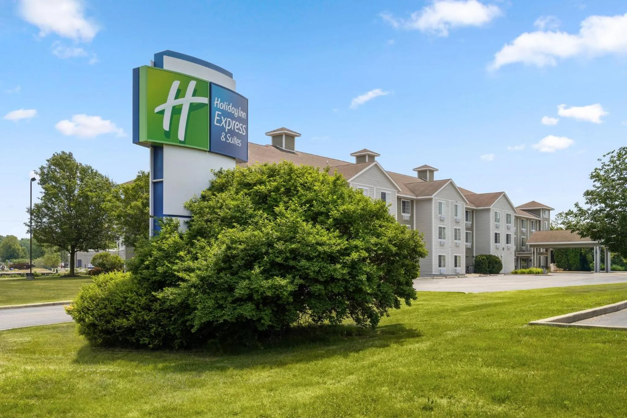 Property building in Holiday Inn Express & Suites New Buffalo, MI by IHG