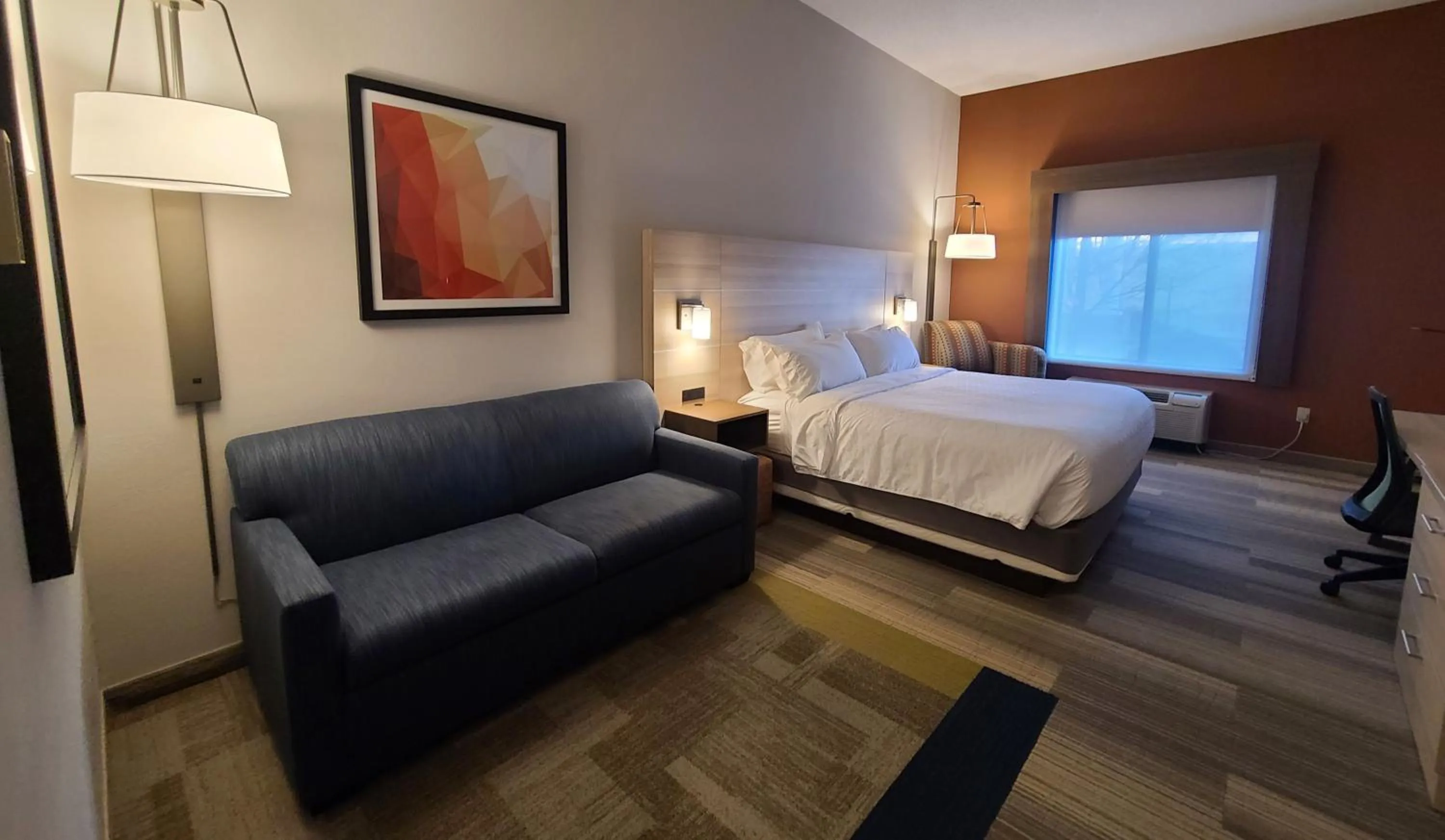 Photo of the whole room, Bed in Holiday Inn Express Lordstown-Newton Falls/Warren by IHG