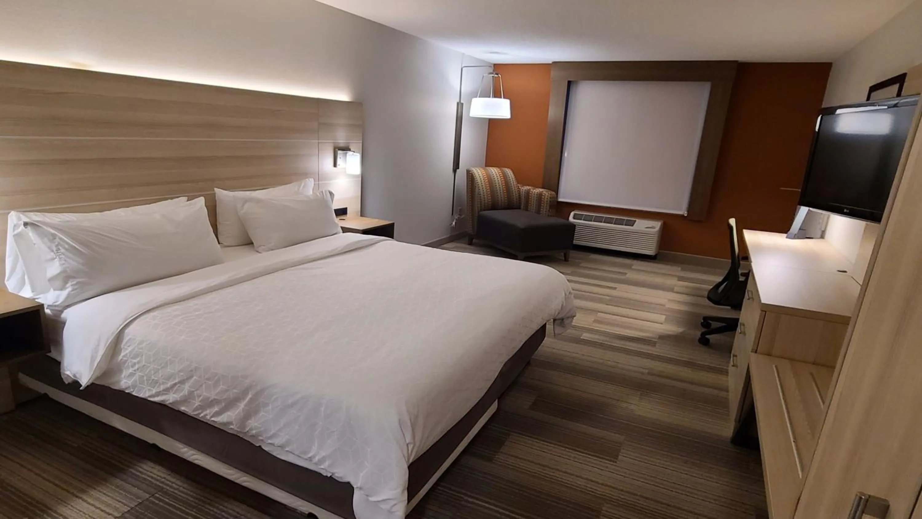 Photo of the whole room, Bed in Holiday Inn Express Lordstown-Newton Falls/Warren by IHG