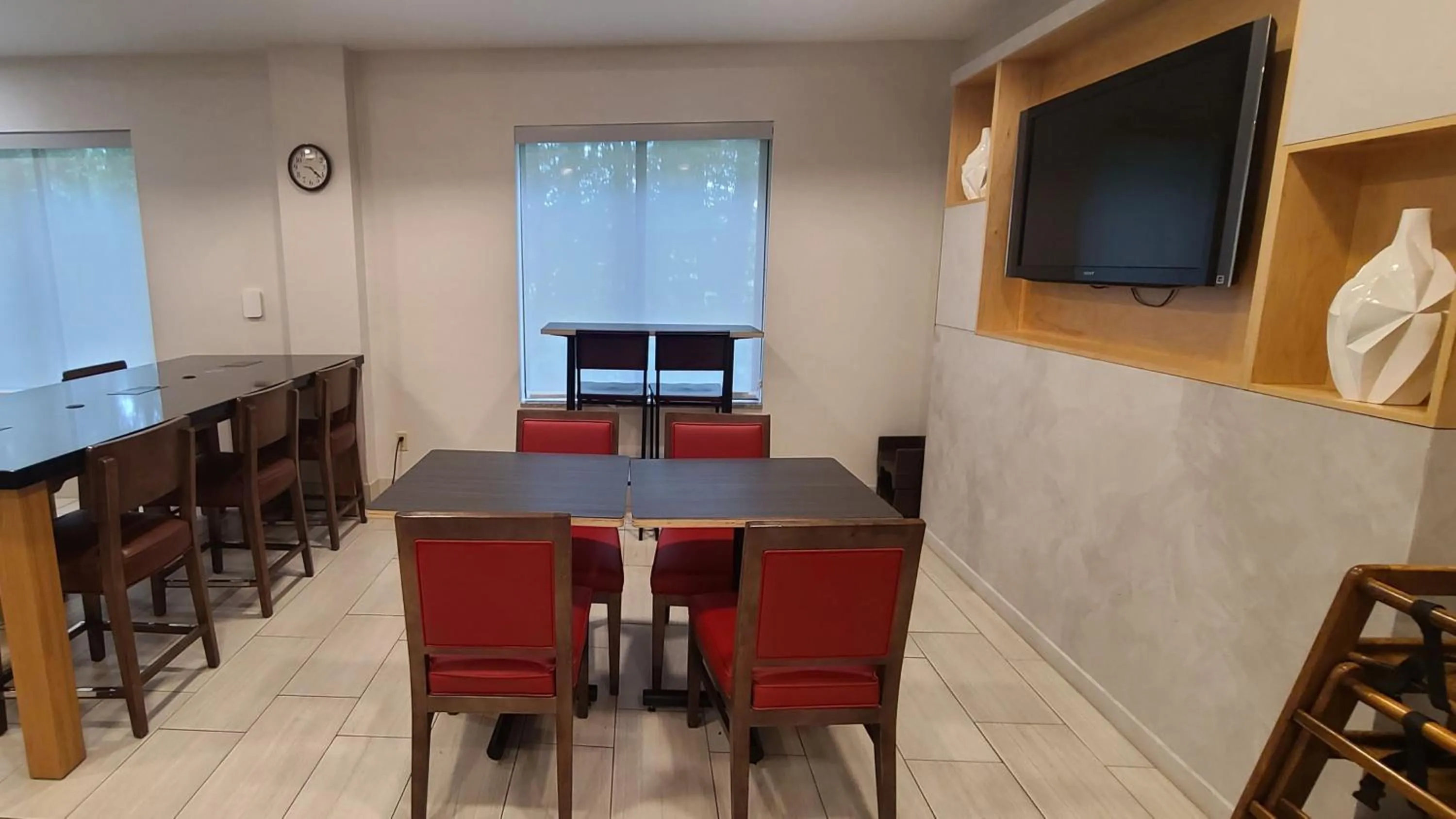 Breakfast in Holiday Inn Express Lordstown-Newton Falls/Warren by IHG