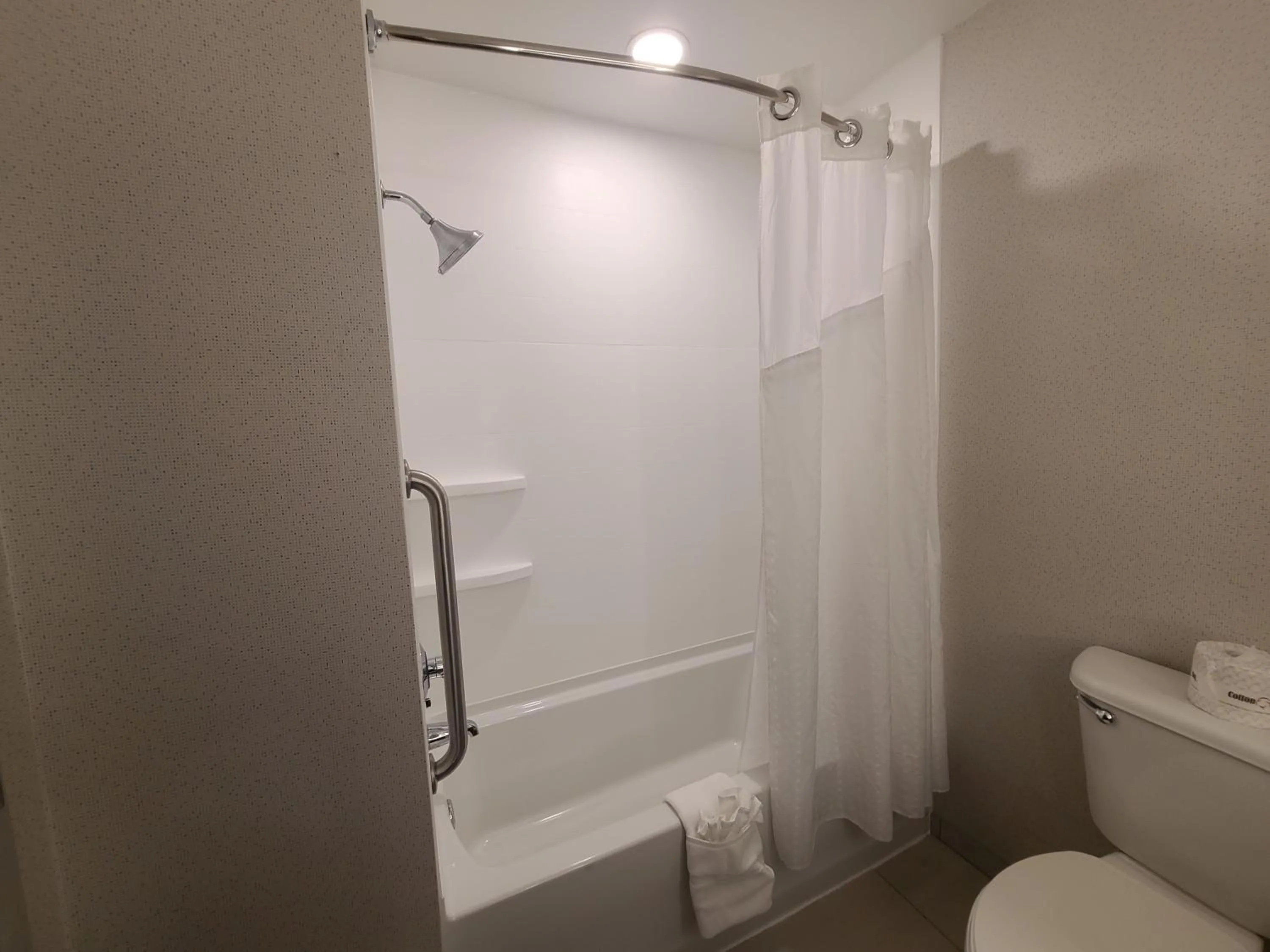 Photo of the whole room in Holiday Inn Express Lordstown-Newton Falls/Warren by IHG