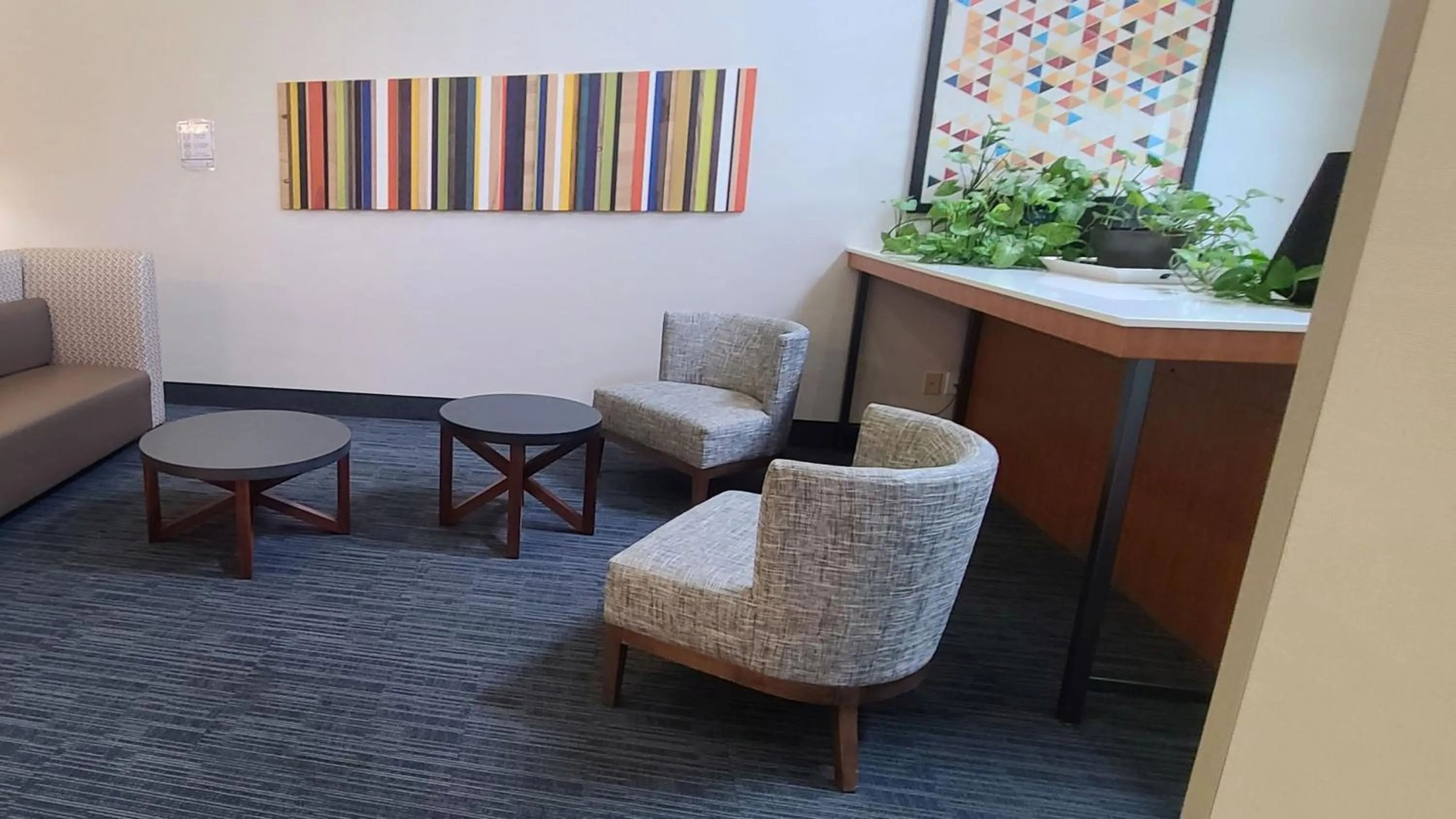 Lobby or reception in Holiday Inn Express Lordstown-Newton Falls/Warren by IHG