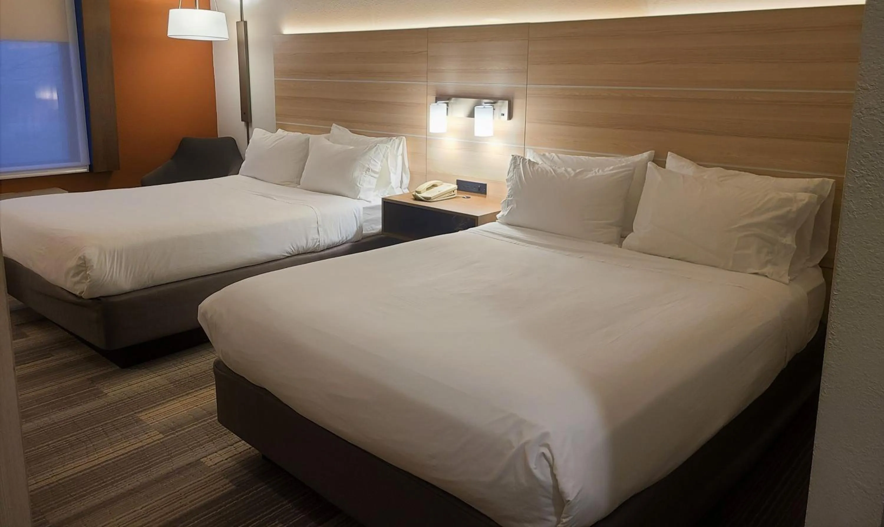 Photo of the whole room, Bed in Holiday Inn Express Lordstown-Newton Falls/Warren by IHG