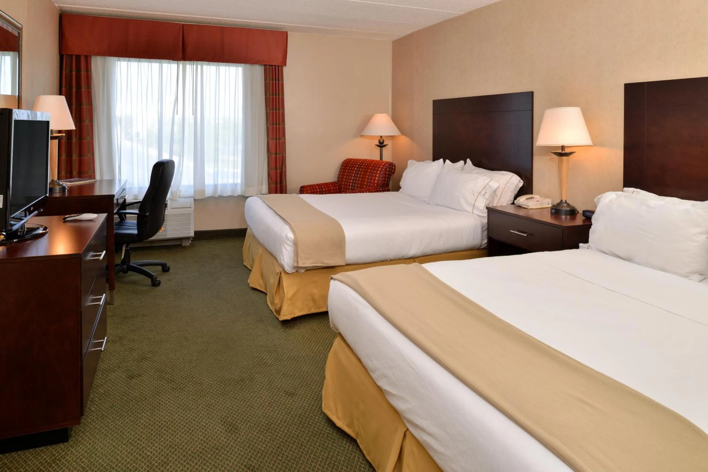 Photo of the whole room, Bed in Holiday Inn Express & Suites - Ocean City by IHG