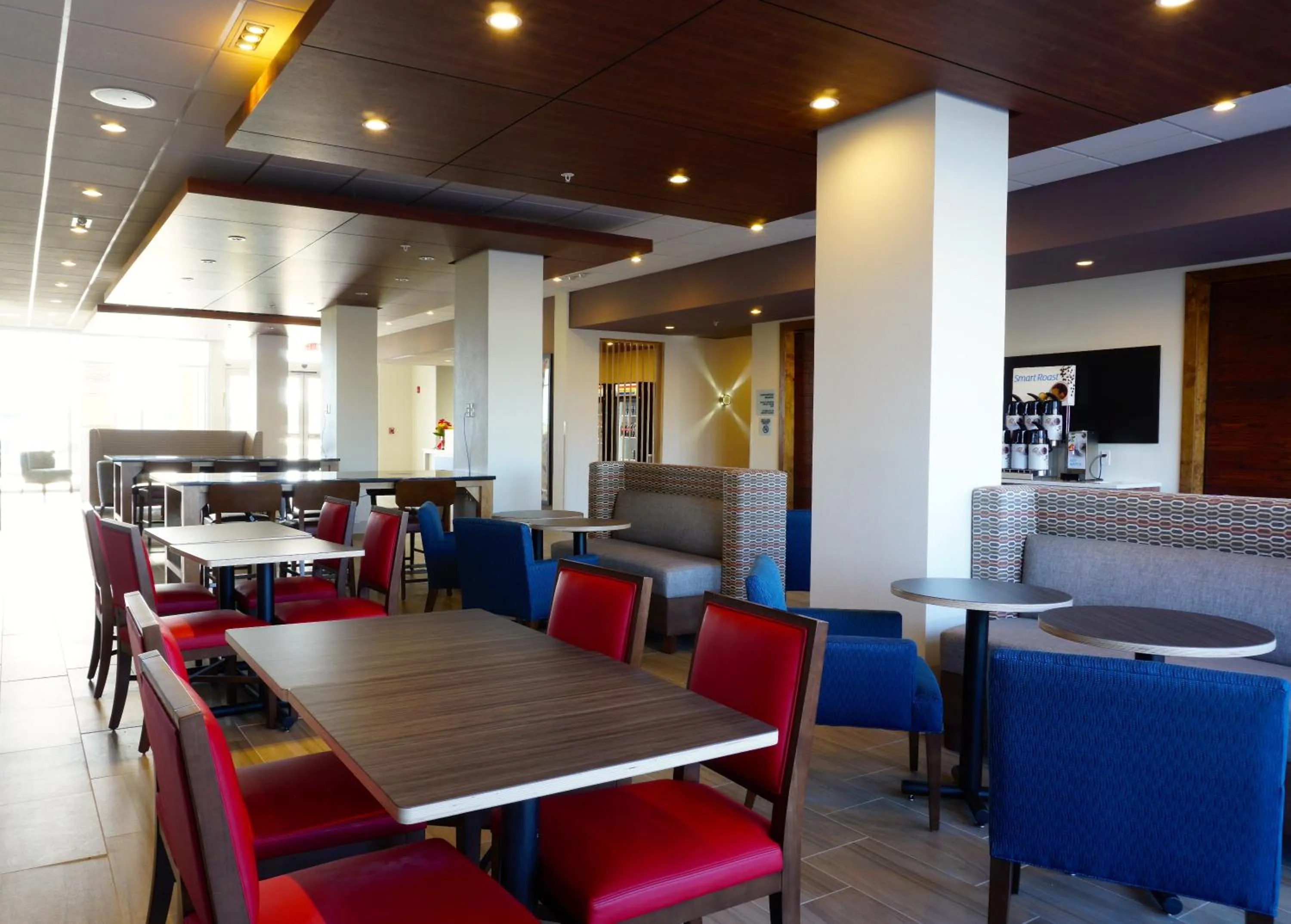 Breakfast in Holiday Inn Express & Suites Omaha - Millard Area by IHG